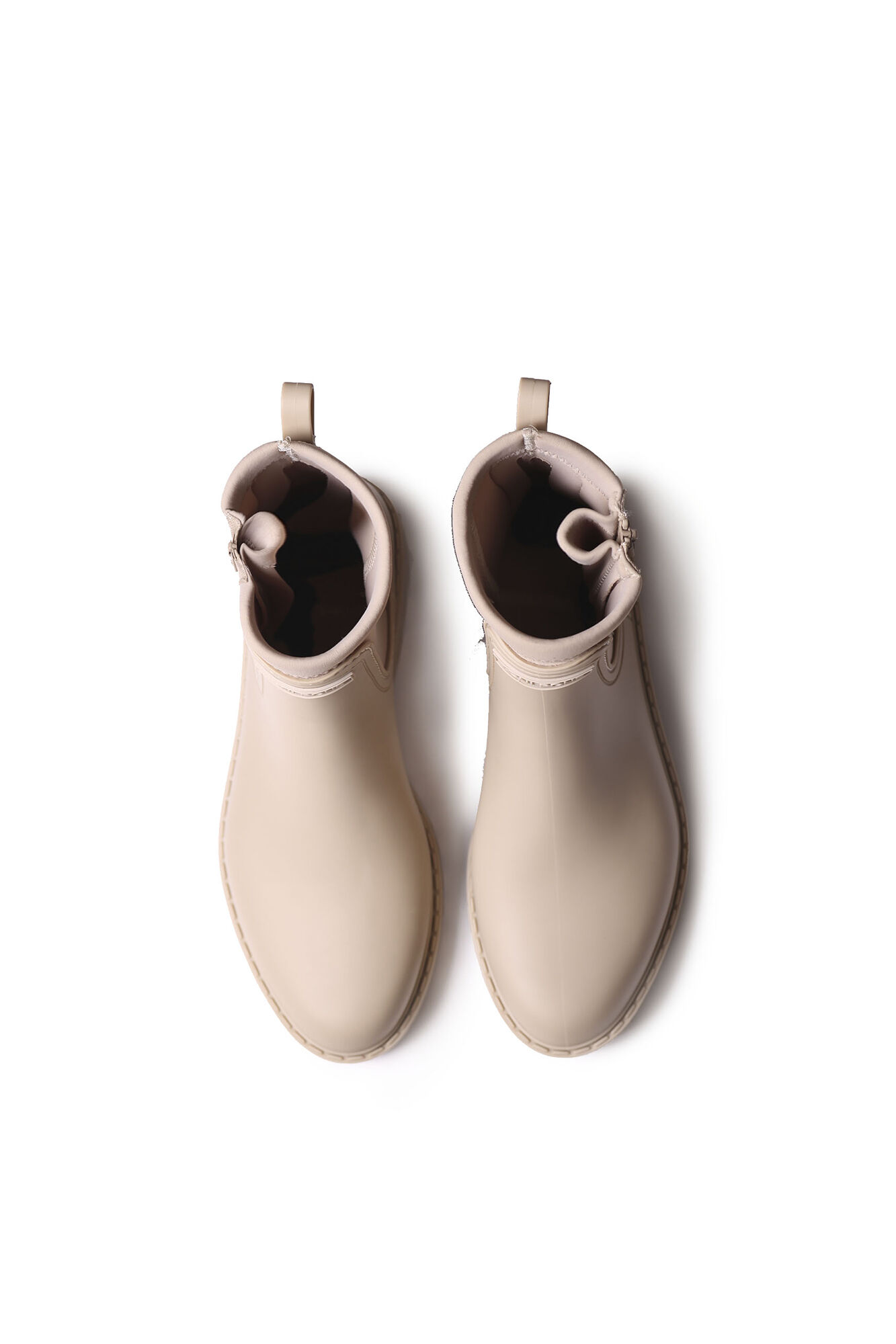 Bota de chuva feminina em neoprene e borracha.