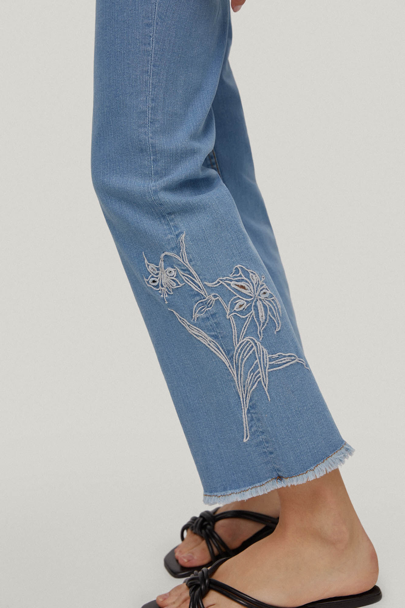Calça jeans cropped bordada com 5 bolsos e modelagem flare - Azul