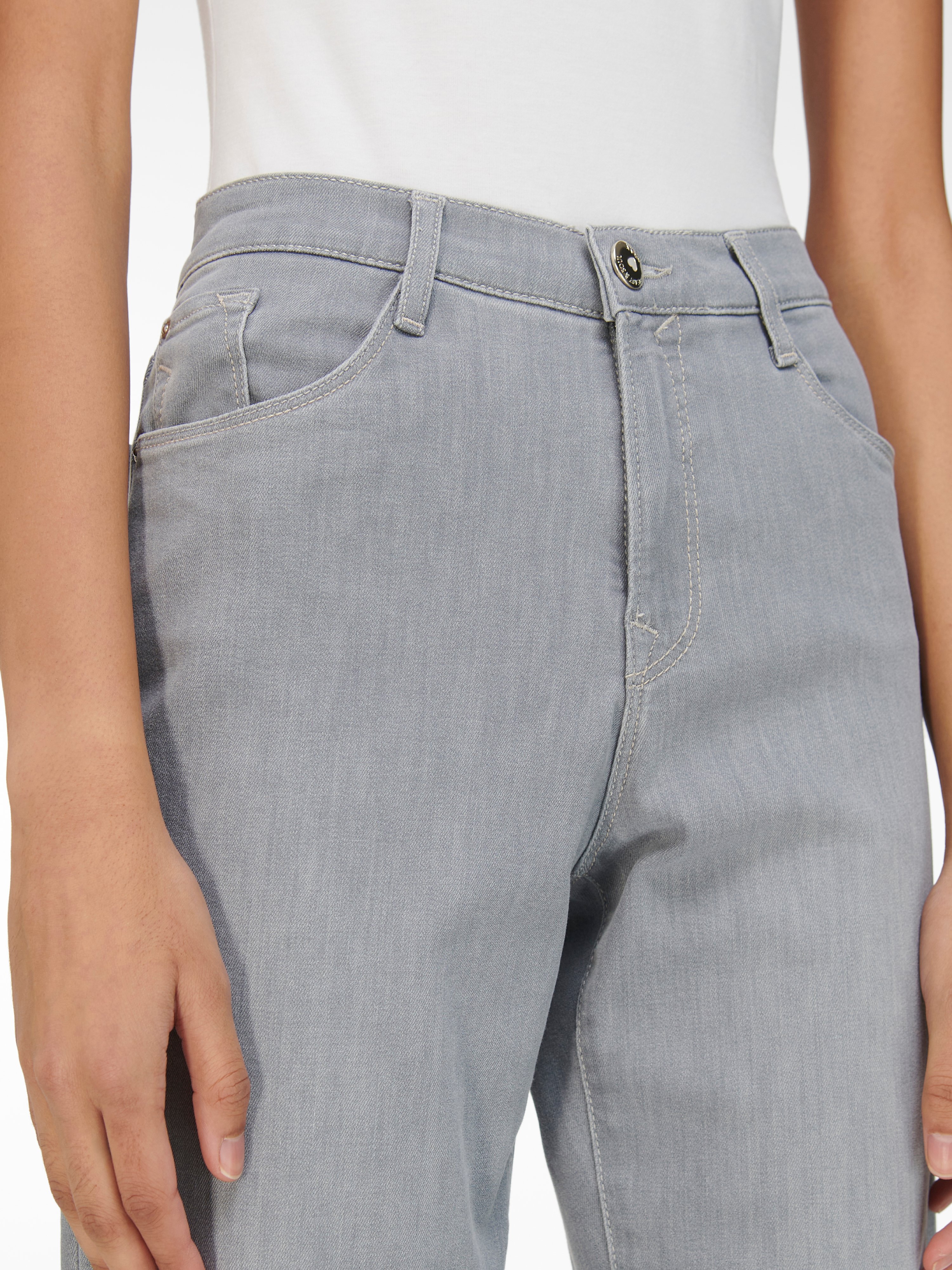 „Feminine Fit“-Jeans Modell Nicola
