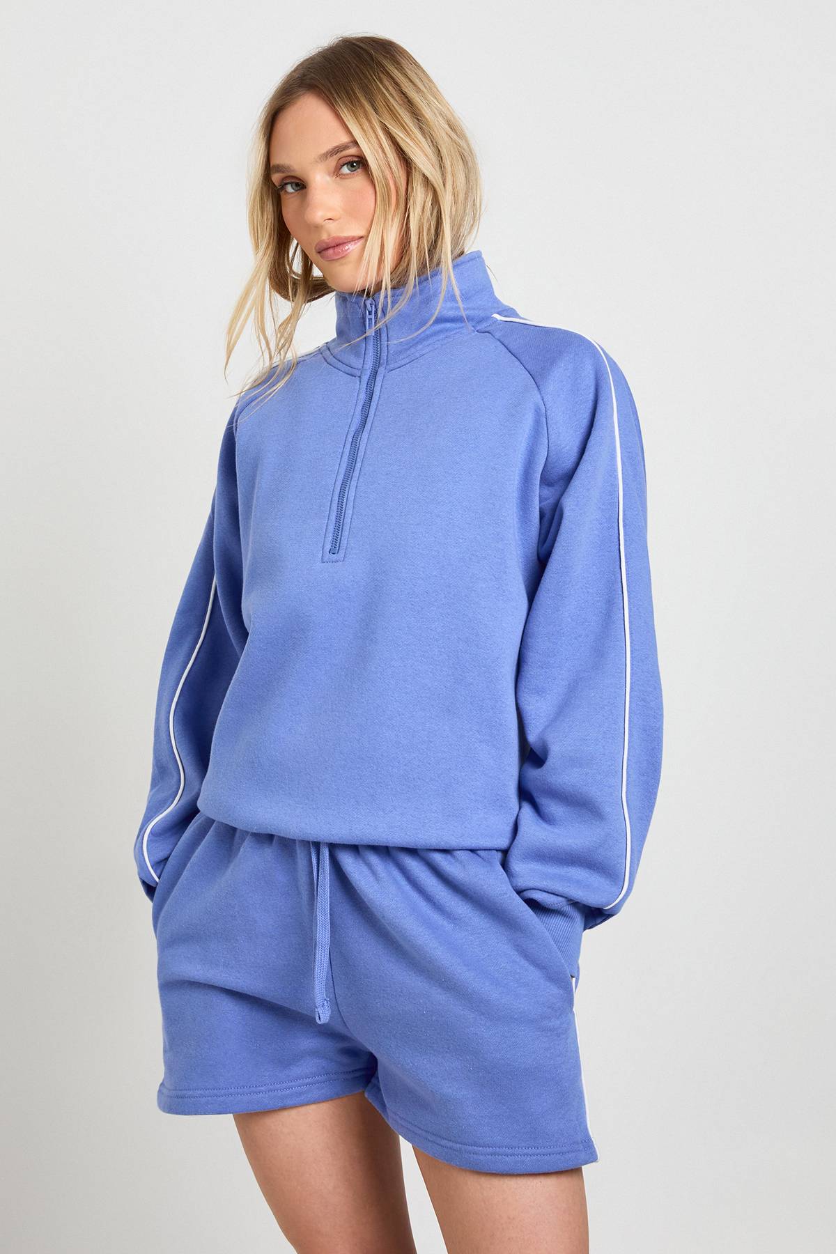 boohoo Ensemble De Jogging Court Petite Sweat À Demi-zip Avec Détails Passepoilés