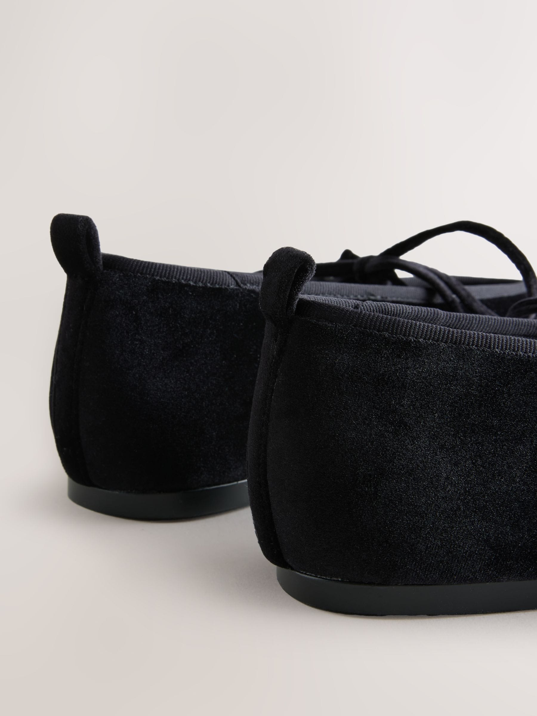 Zwart - Forever Comfort® Velvet Tie Mary Jane Shoes