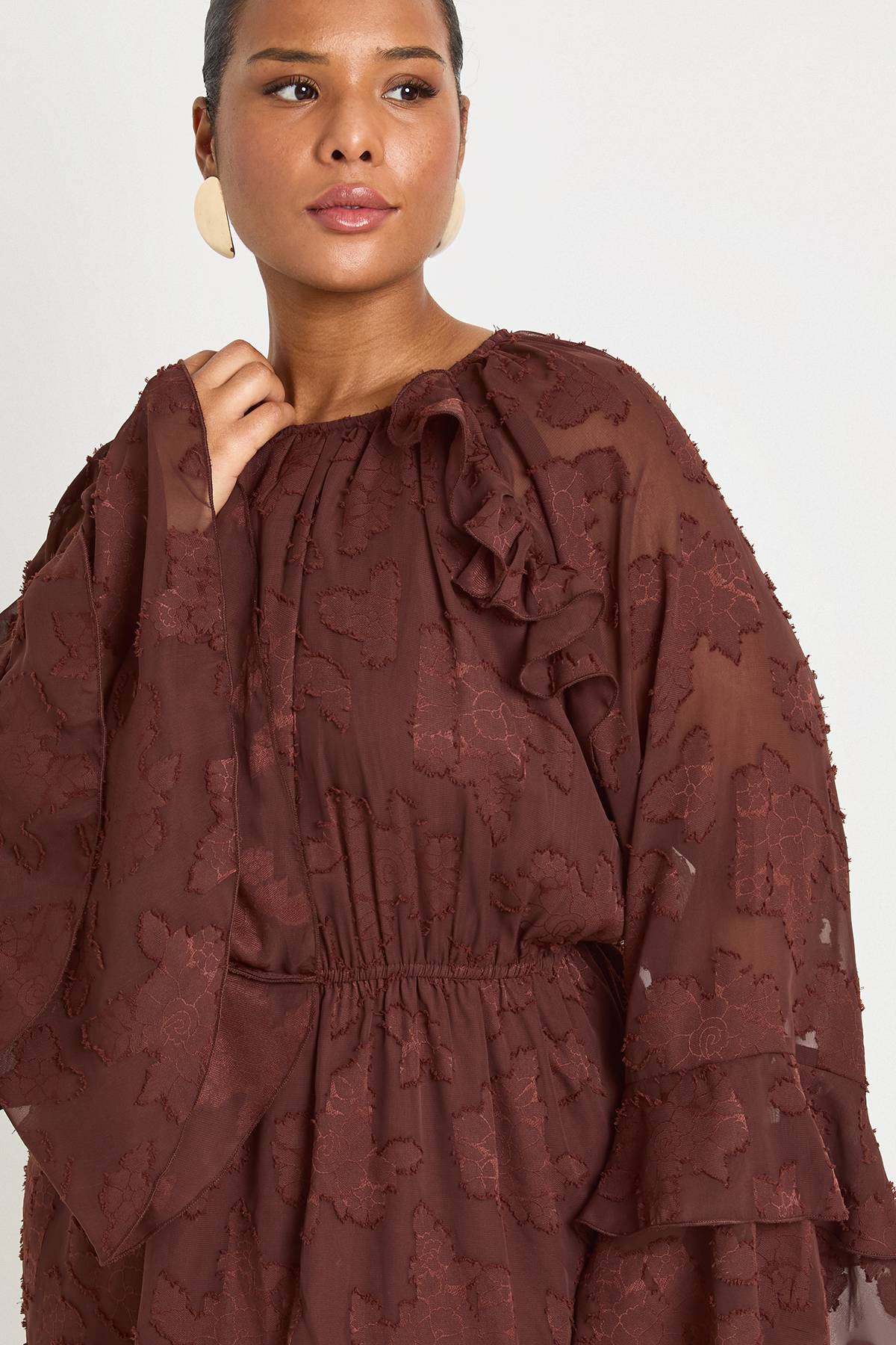 boohoo Robe Smockée À Volants Et Imprimé Floral Dévoré Grande Taille
