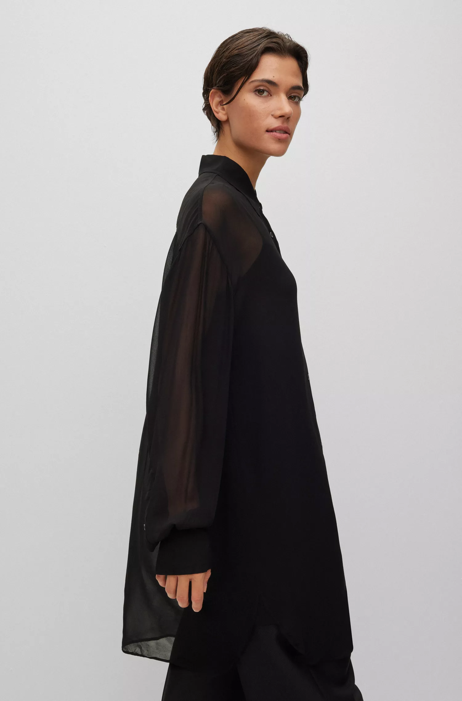 Blusa longa preta transparente BOSS com forro interno.