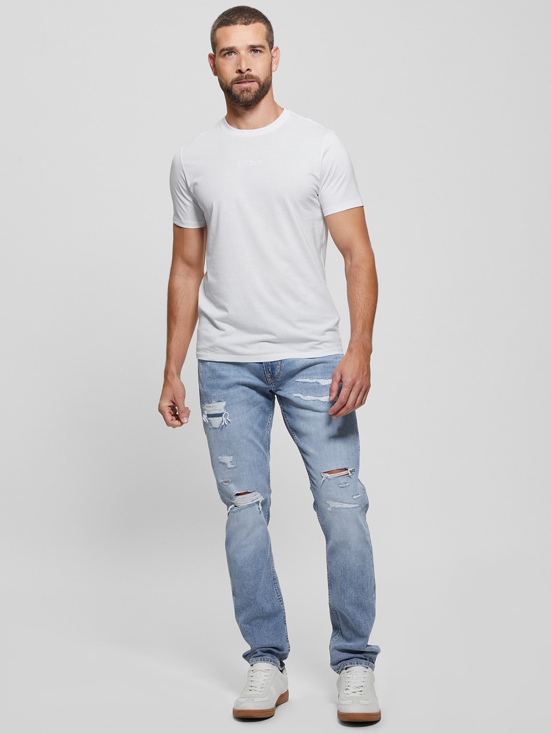 Camiseta com assinatura bordada