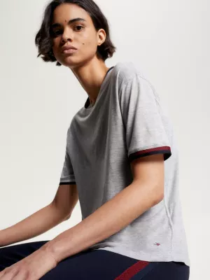 Camiseta esportiva com detalhes contrastantes e modelagem relaxada