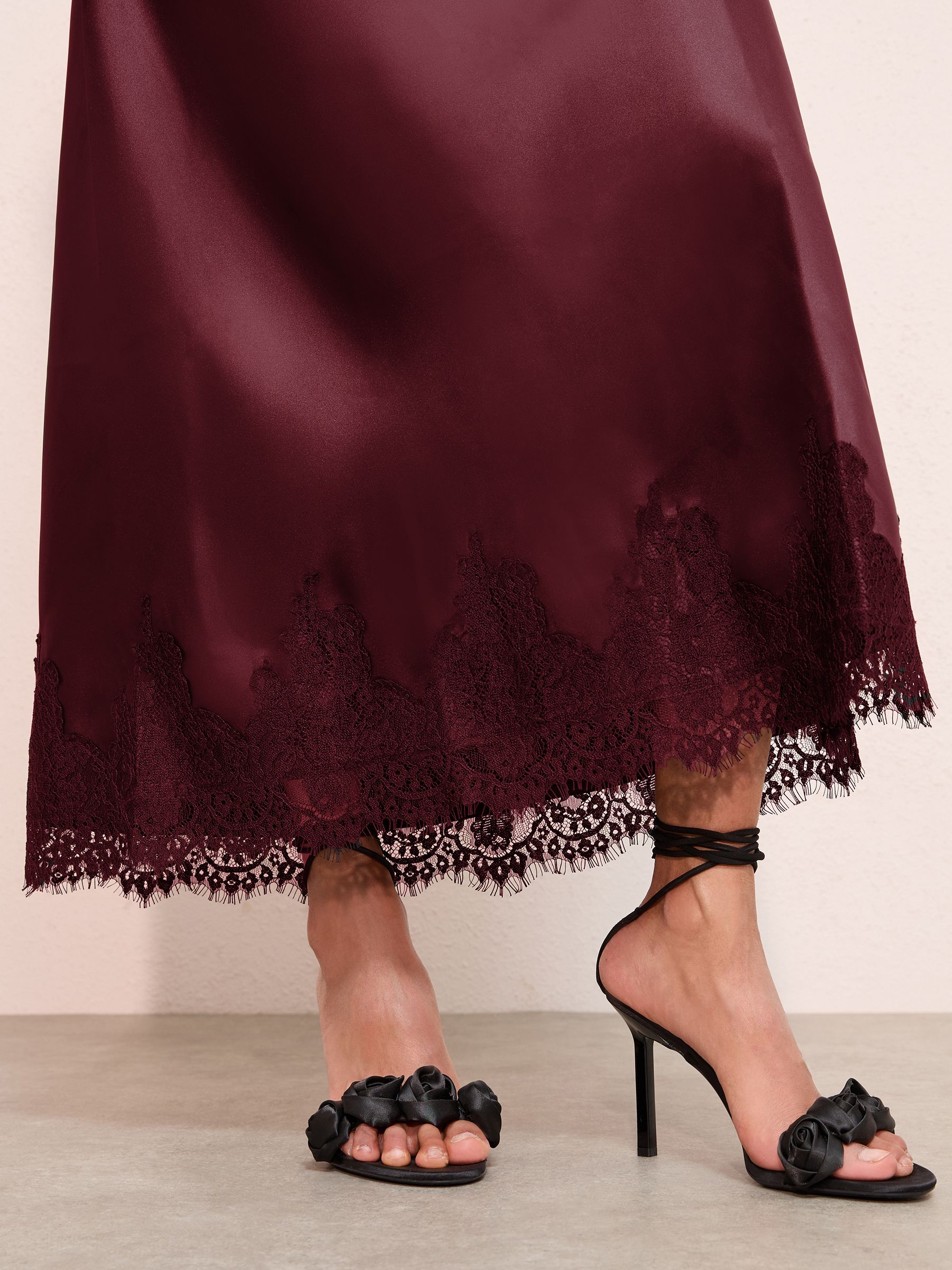 Bordeauxrood - Friends Like These X Lucy Mecklenburgh Satijnen Maxi Rok met Kantafwerking