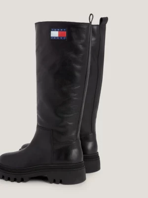 Botas de cano alto com travas robustas