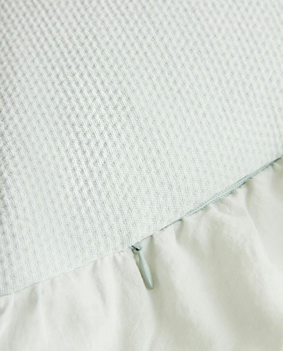 CAPA DE ALMOFADA COM DETALHE DE BABADO