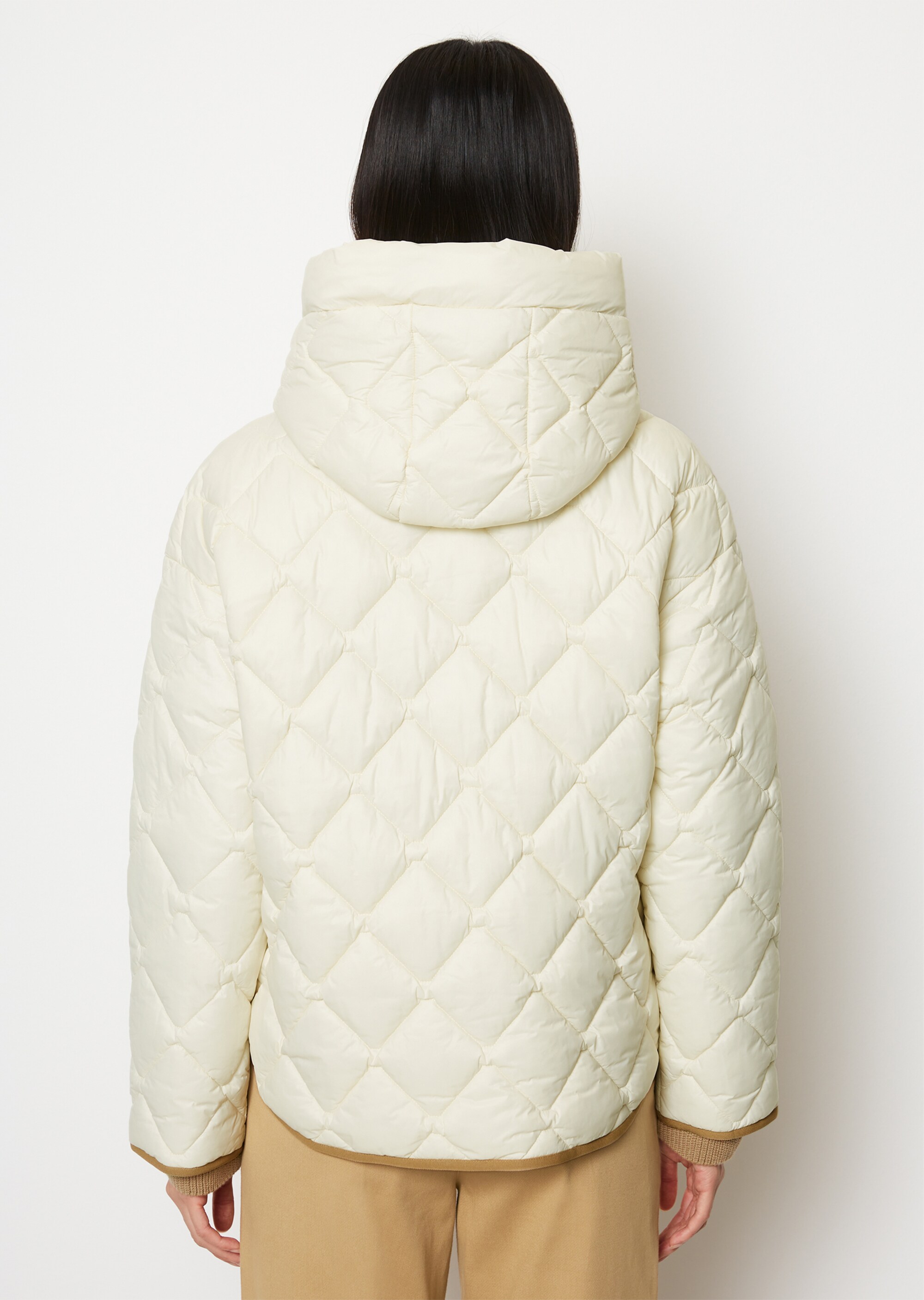 Leichte Kapuzen-Steppjacke regularaus recycelten Materialien