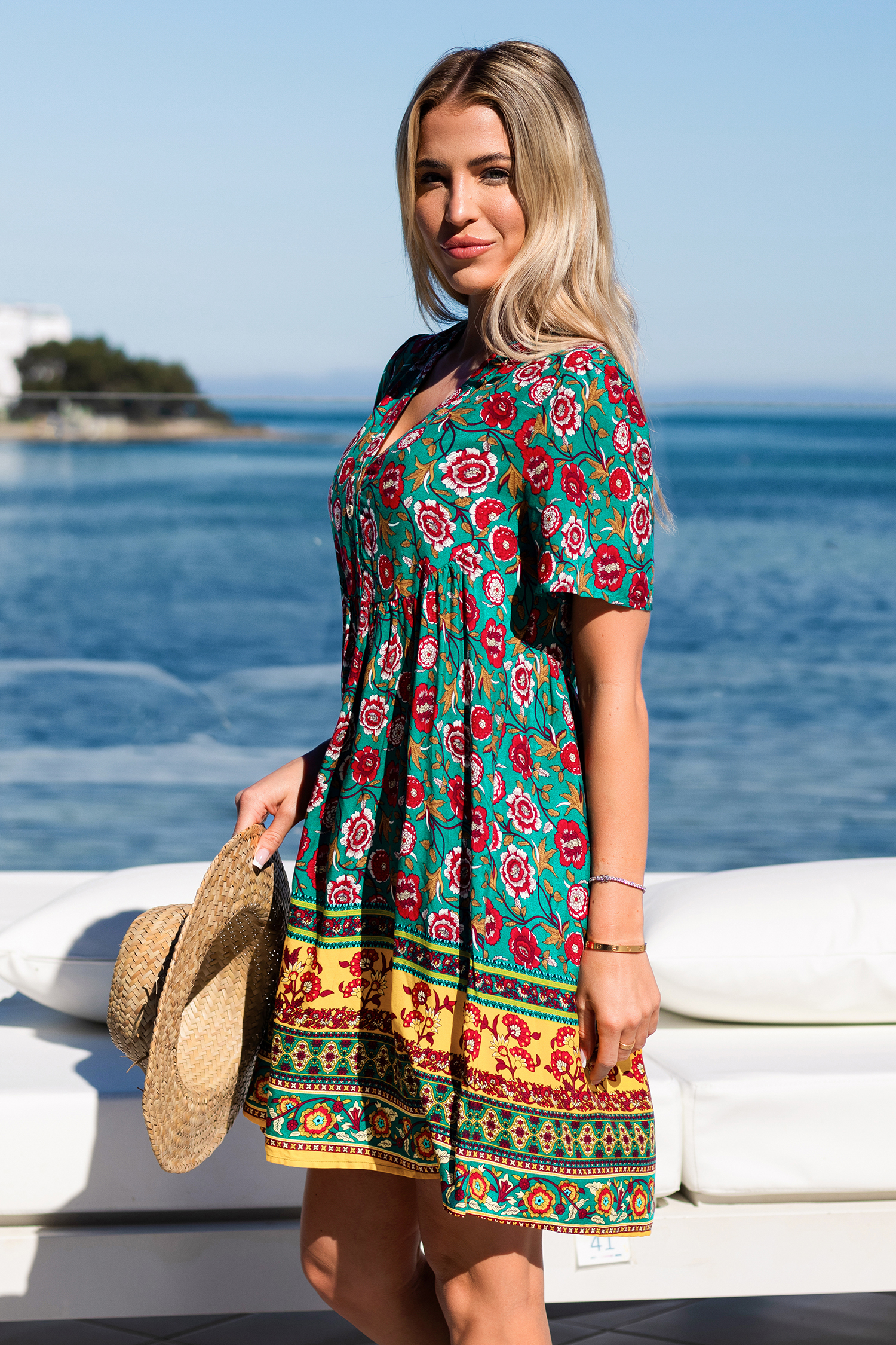 Robe mini à col en V avec fleurs et boutons sur le devant