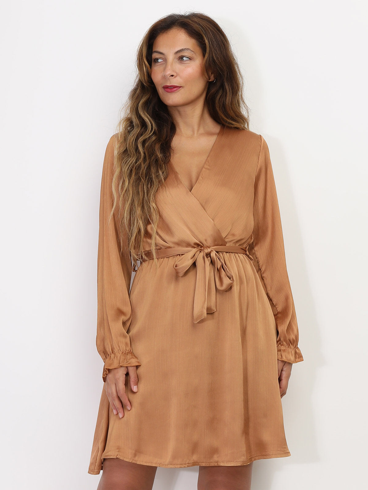 Robe cache-coeur satinée à ceinture- Marron clair