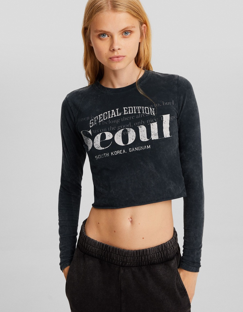 Camiseta cropped de manga comprida estampada