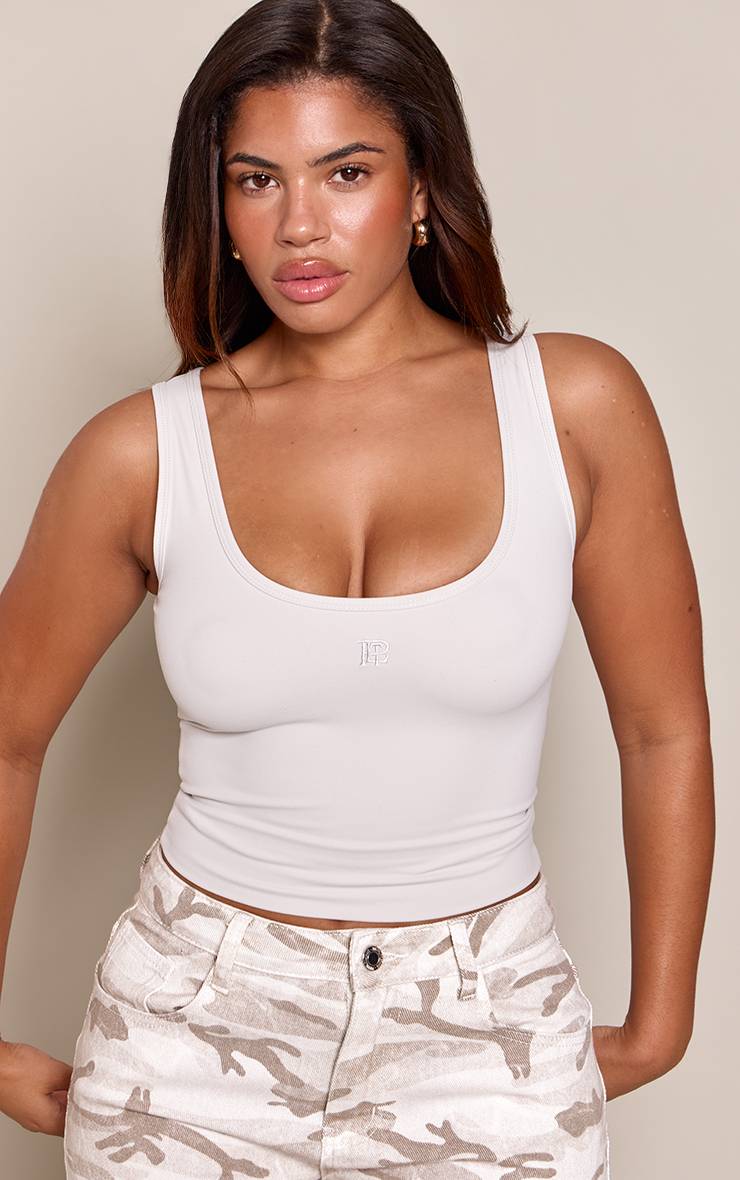 Gris Débardeur Moulant À Décolleté Plongeant Avec Logo PrettyLittleThing Shape