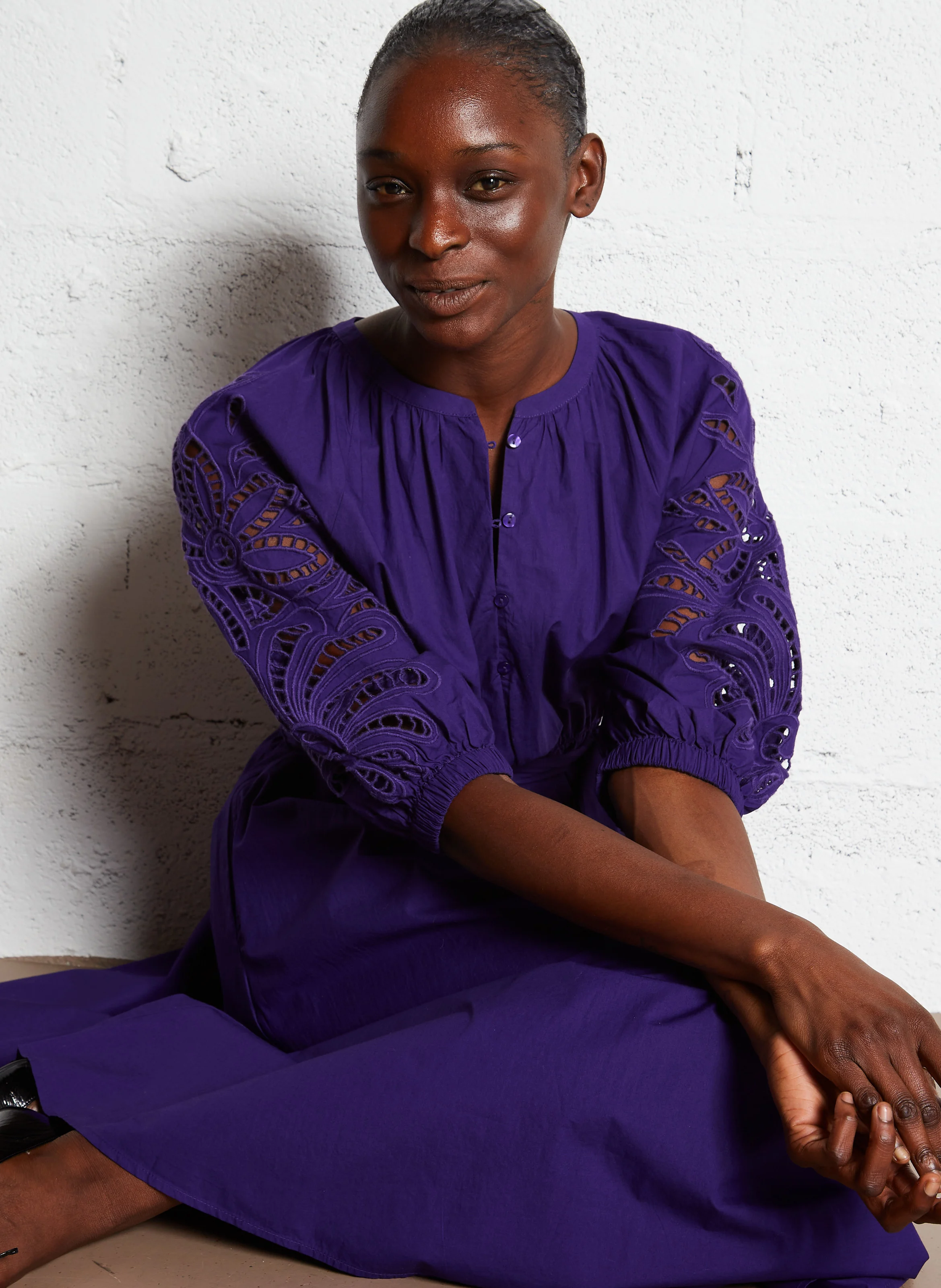 MICHA - Robe longue cintrée à broderies en coton | Violet