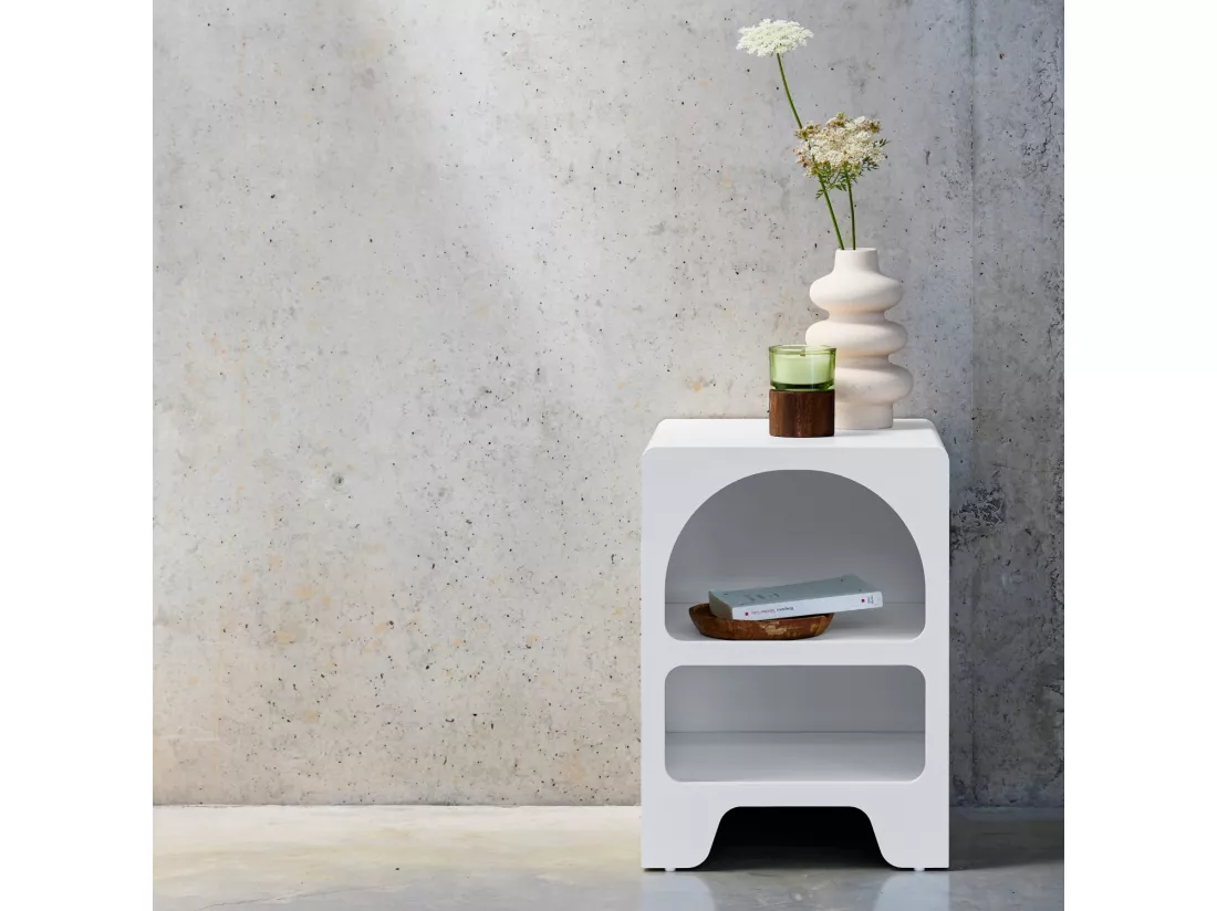 Table de chevet organique effet bois blanc. plusieurs niches 2 compartiments de rangement