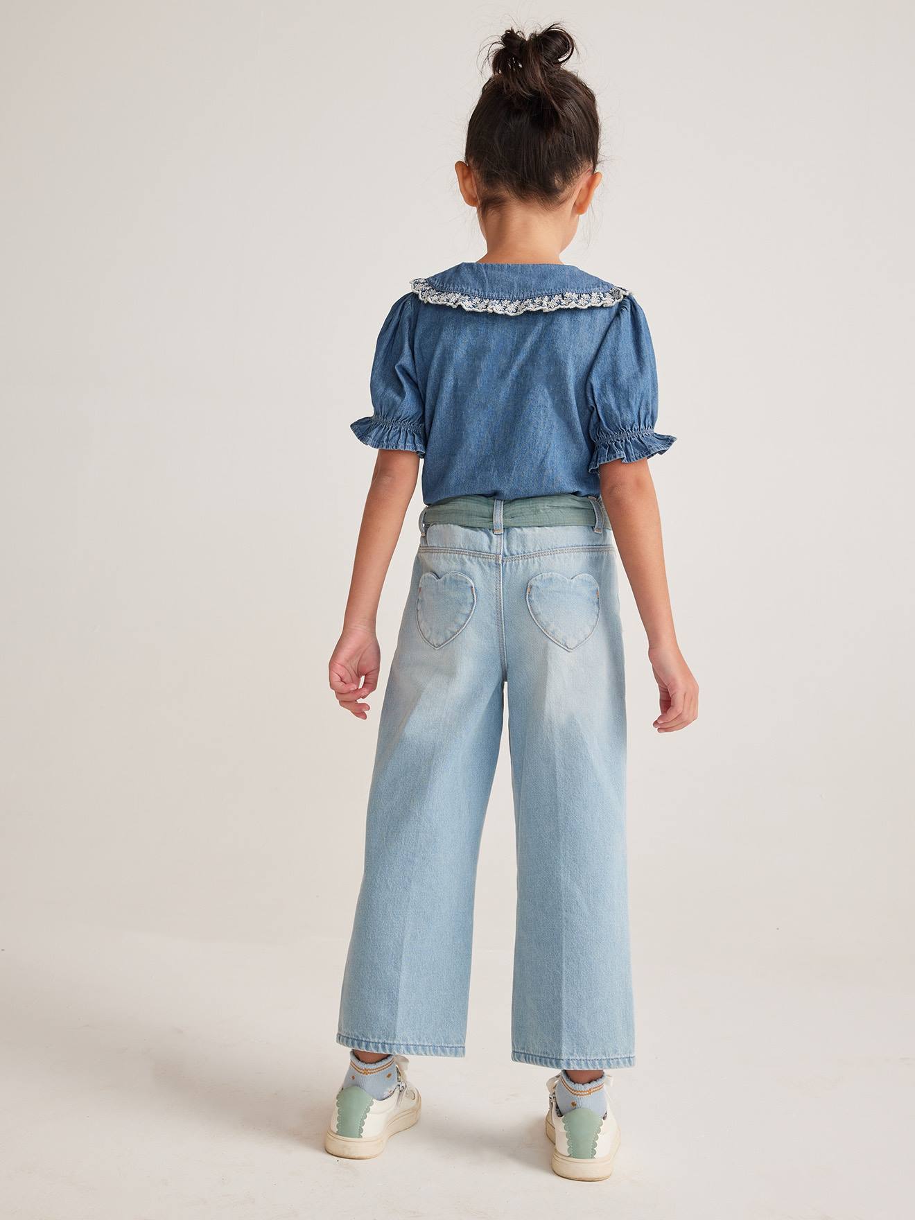 Calça jeans de pernas largas até o tornozelo com cinto de chiffon de algodão para uma mulher de estatura alta.