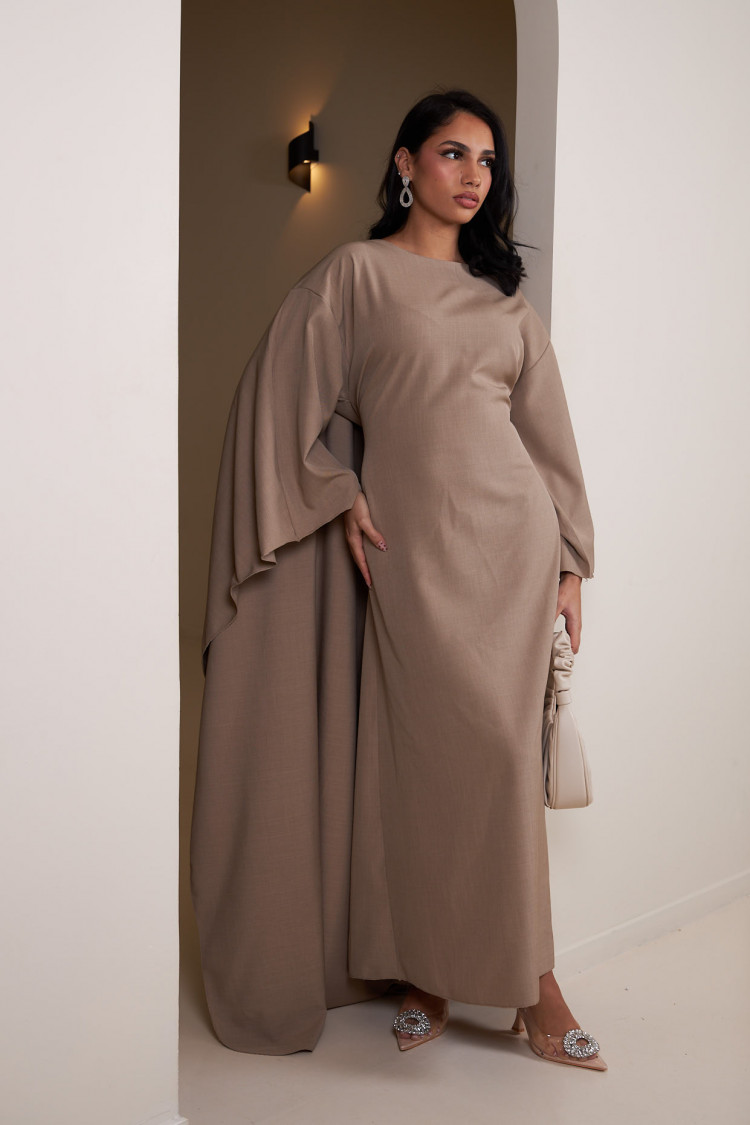 Robe beige foncé ample à manches chauves-souris ceinturée