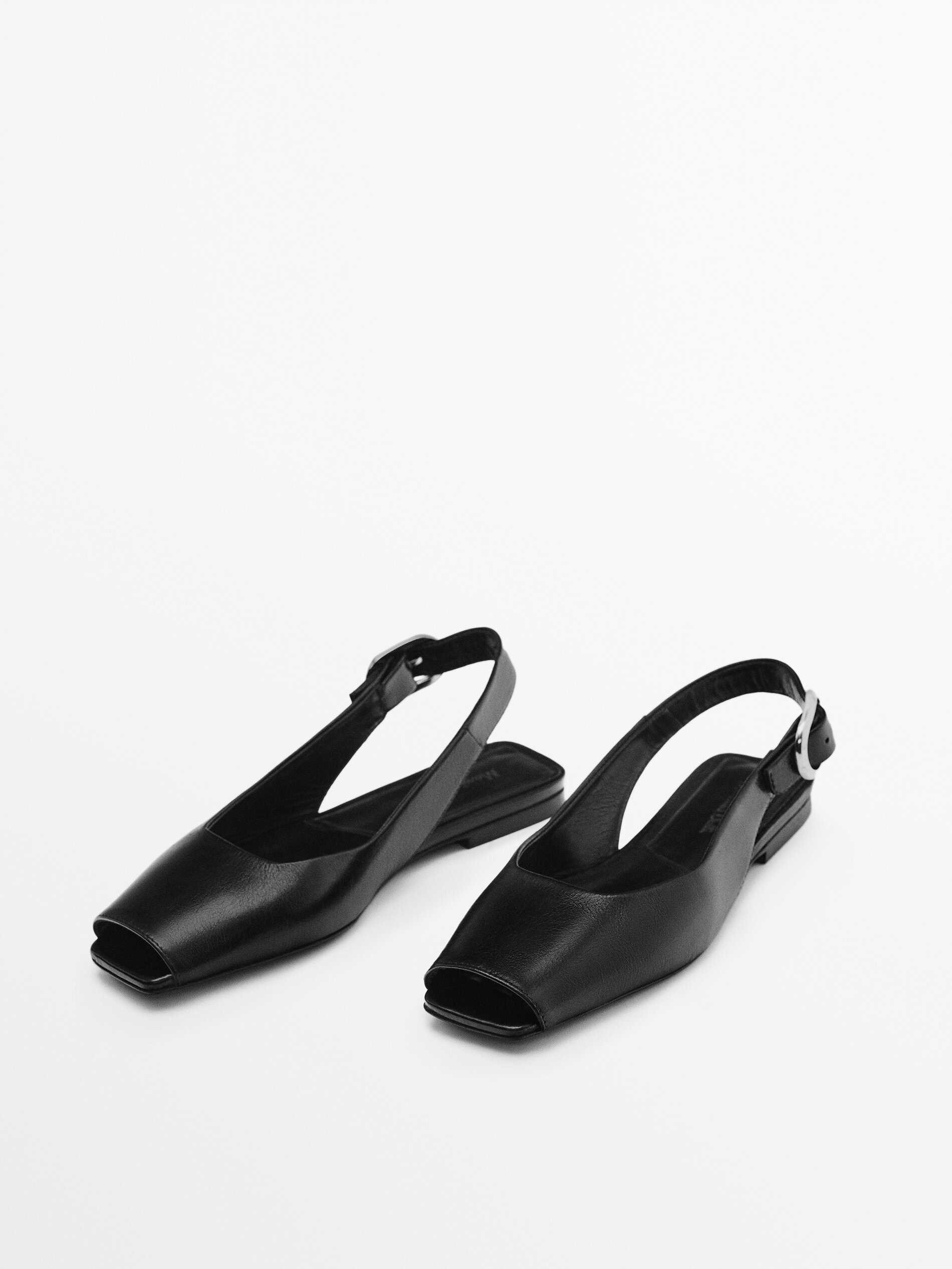 Sapato baixo de couro com detalhes - PRETO