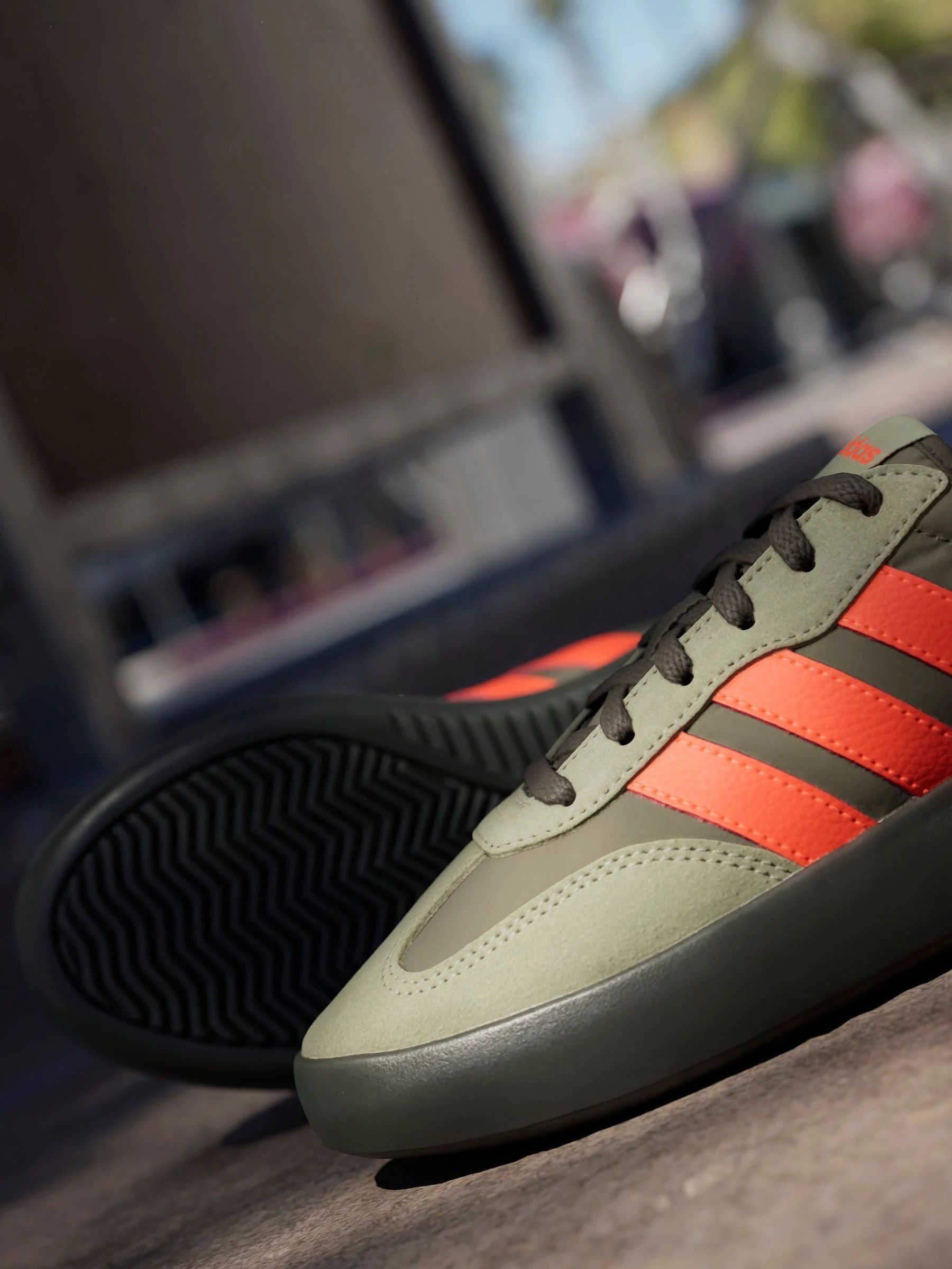 Kaki/oranje - adidas Barreda Decode vetersneakers voor junioren