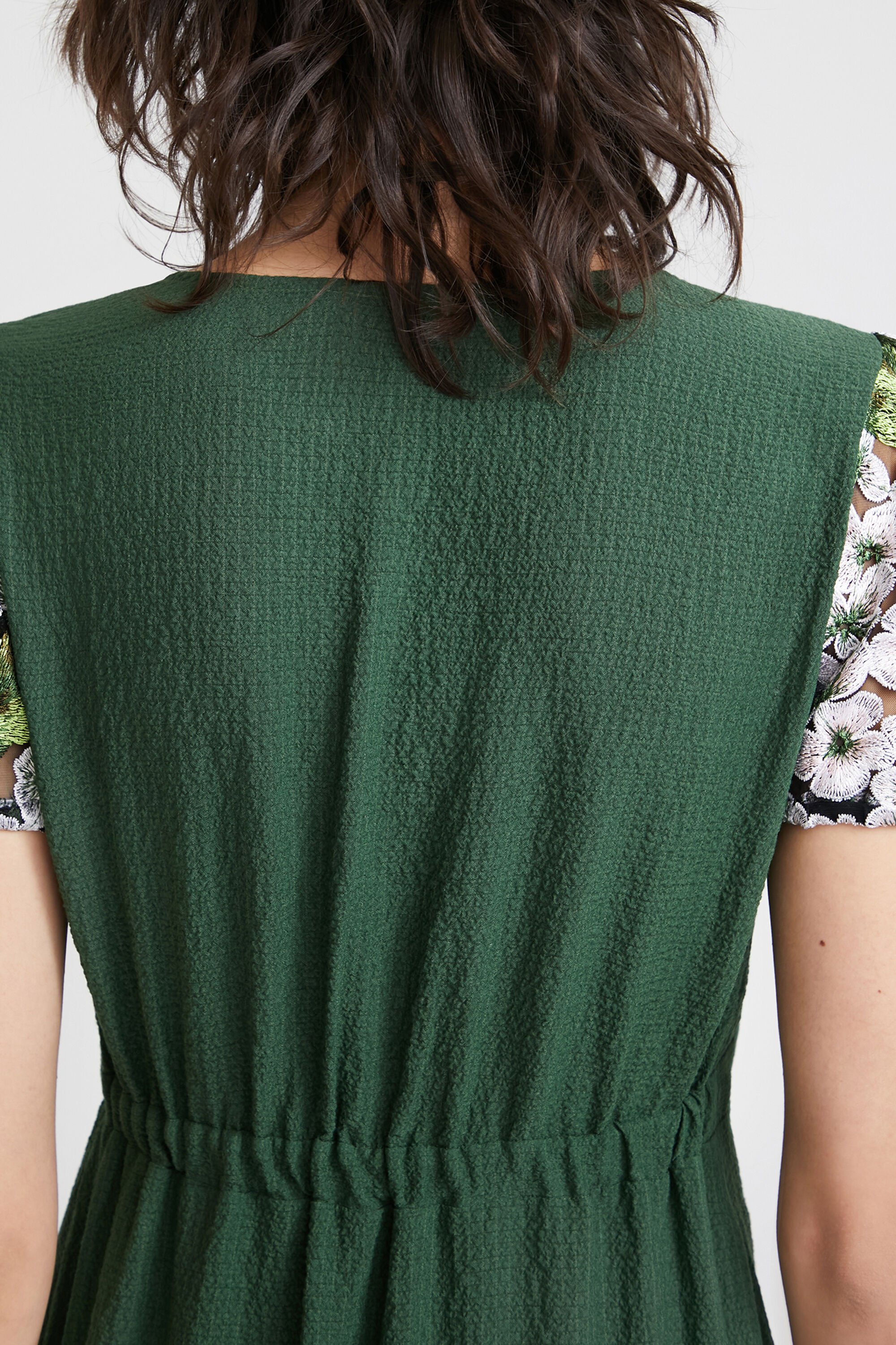 Robe manches brodées