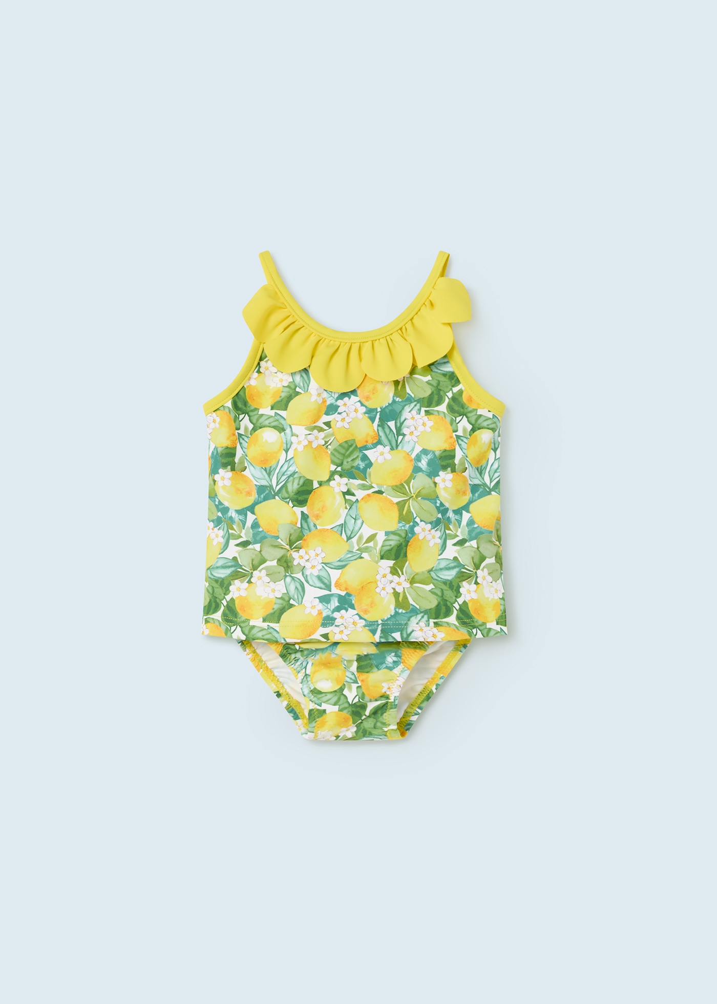 Conjunto de banho infantil de duas peças com camiseta e sunga.