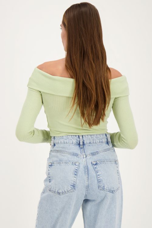 Groene off-shoulder top met rib structuur