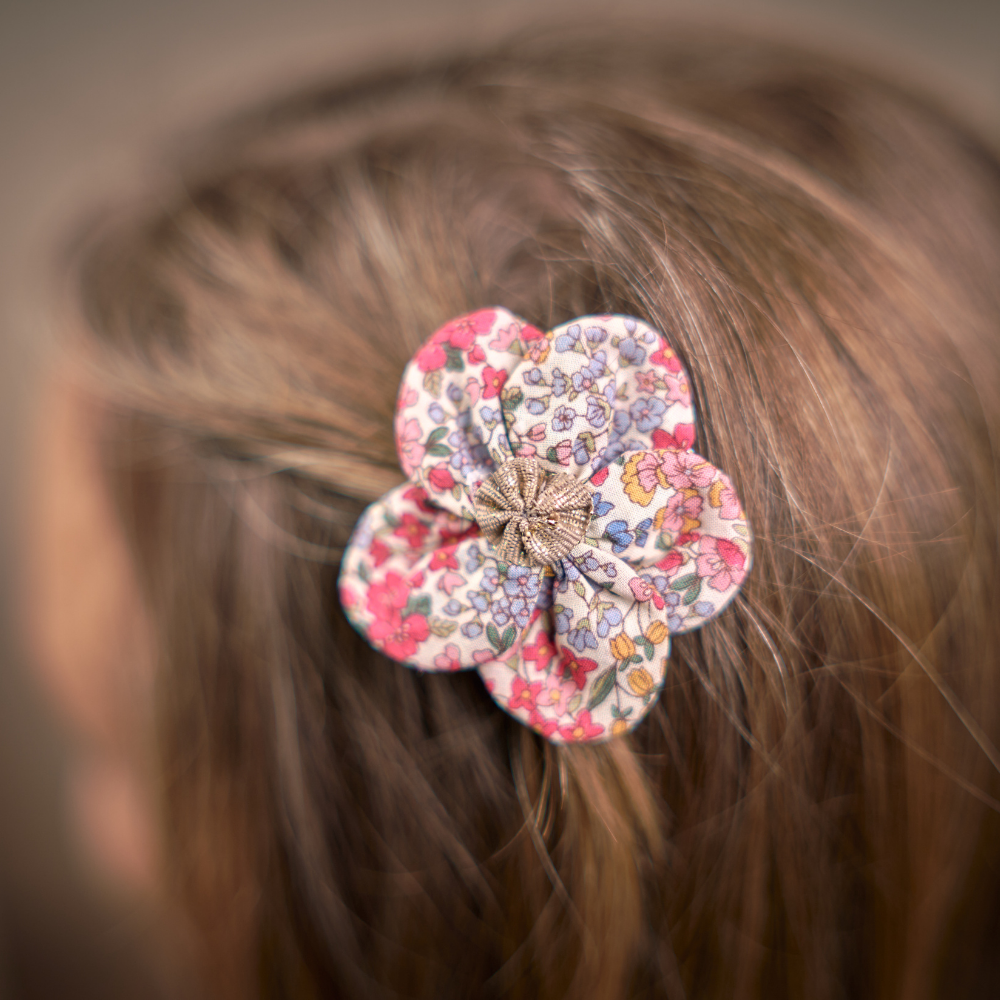 Petite Barrette Pétales De Fleur Porcelaine Rosée