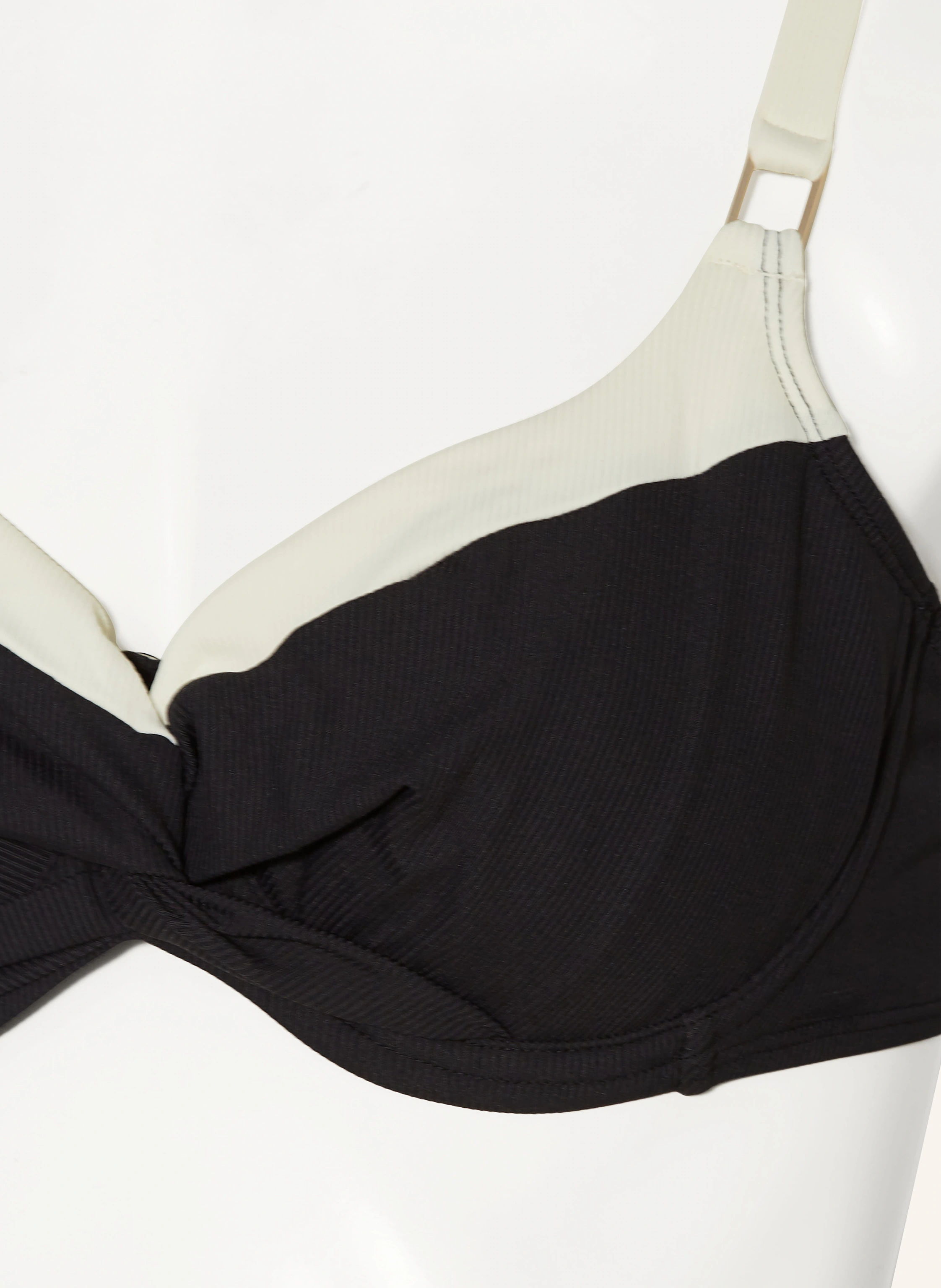 BEACHLIFE Bügel-Bikini-Top VANILLA & BLACK
