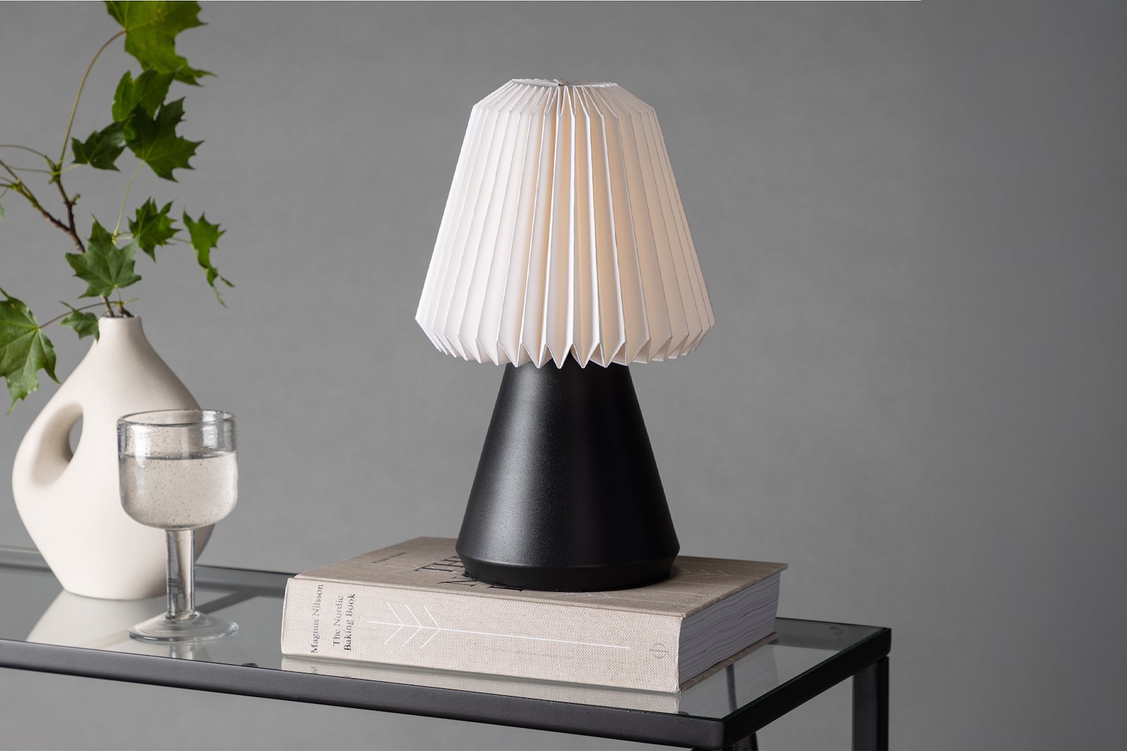 Fjallen bordlampe Sort fot, hvit skjerm