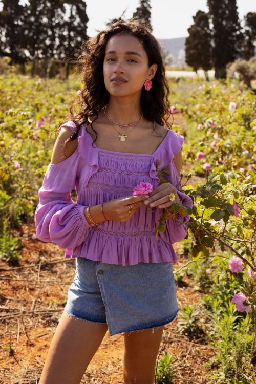 Paarse top met lange mouwen met tapes en ruffles