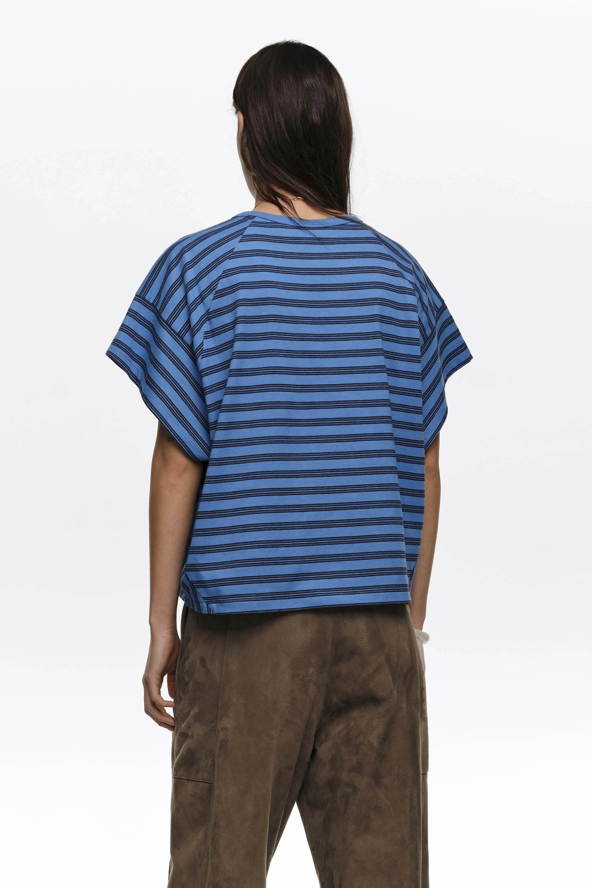 Camiseta cropped listrada azul com logotipo bordado.