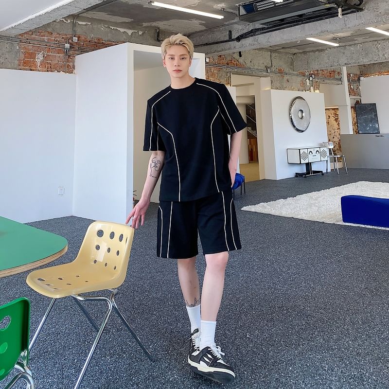 Patow - Set: T-shirt met korte mouwen, ronde hals en contrasterende bies + effen shorts met gemiddelde taille