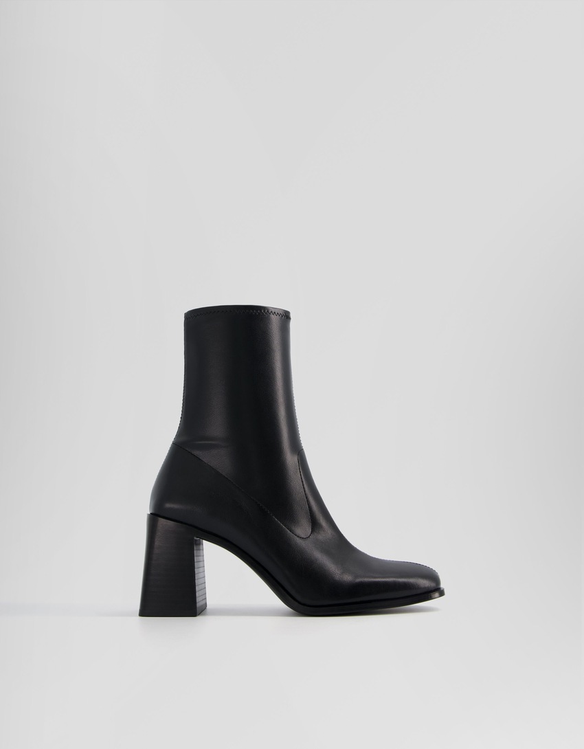 Botas de cano curto com salto bloco ajustado