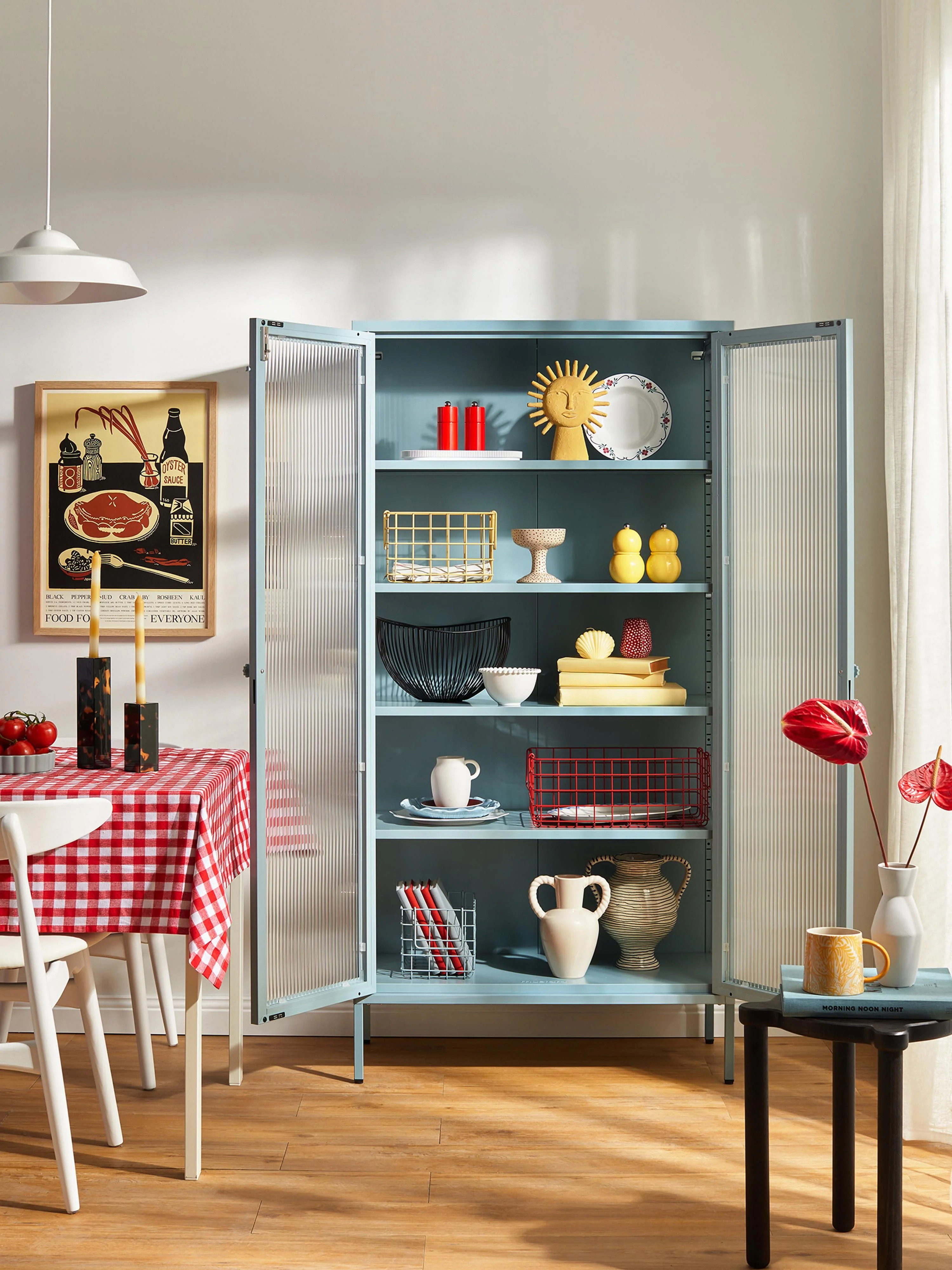 Metalen vitrinekast The Collector met geribbeld glas