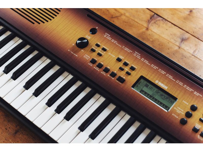 Yamaha Keyboard PSR-E360MA Maple Portables Einsteiger-Keyboard, dessen Design perfekt für Ihren Wohnbereich geeignet ist