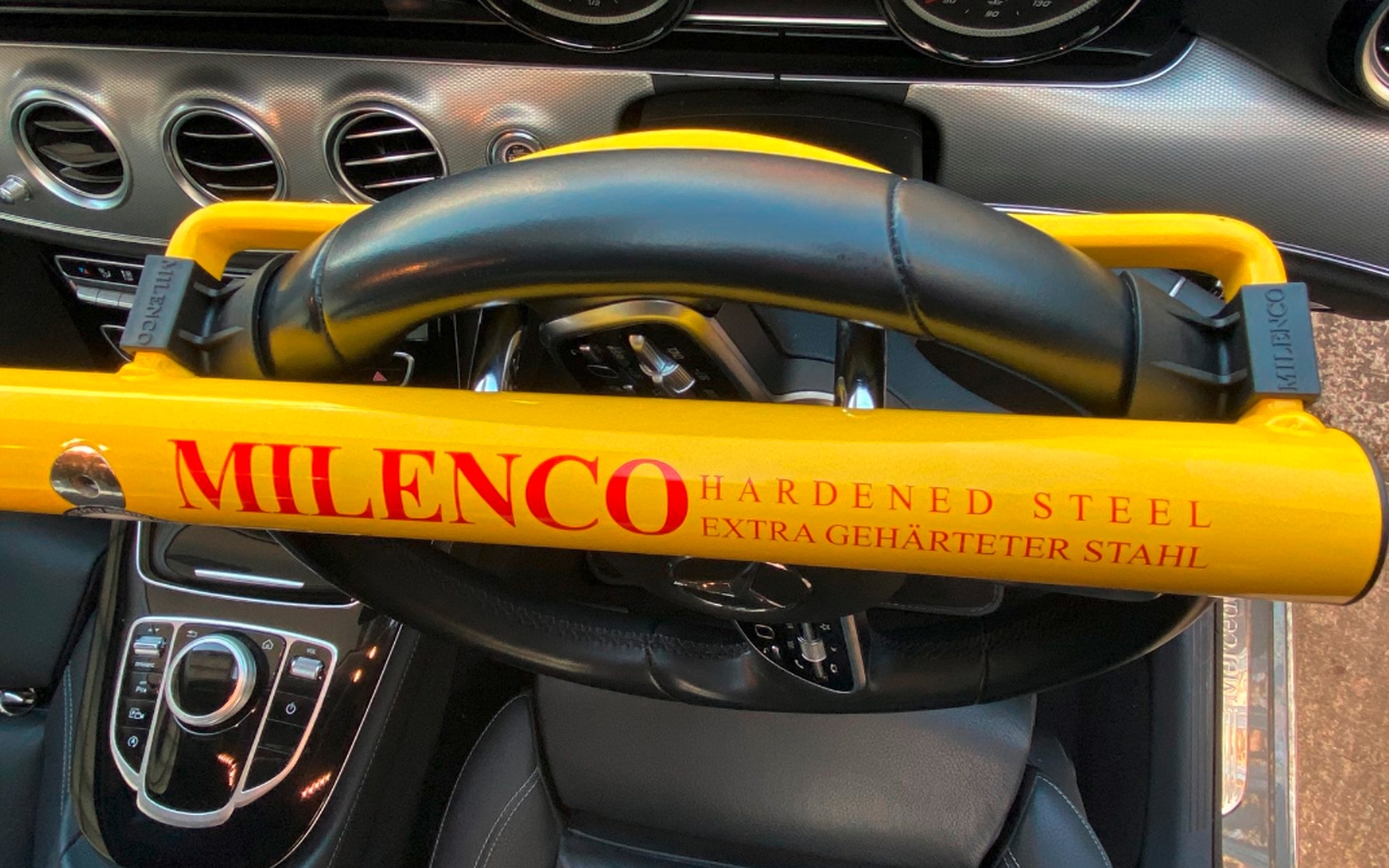 Milenco Hochsicherheits-Lenkradschloss High Security Steering Wheel Lock   Yellow with Pad and Bag