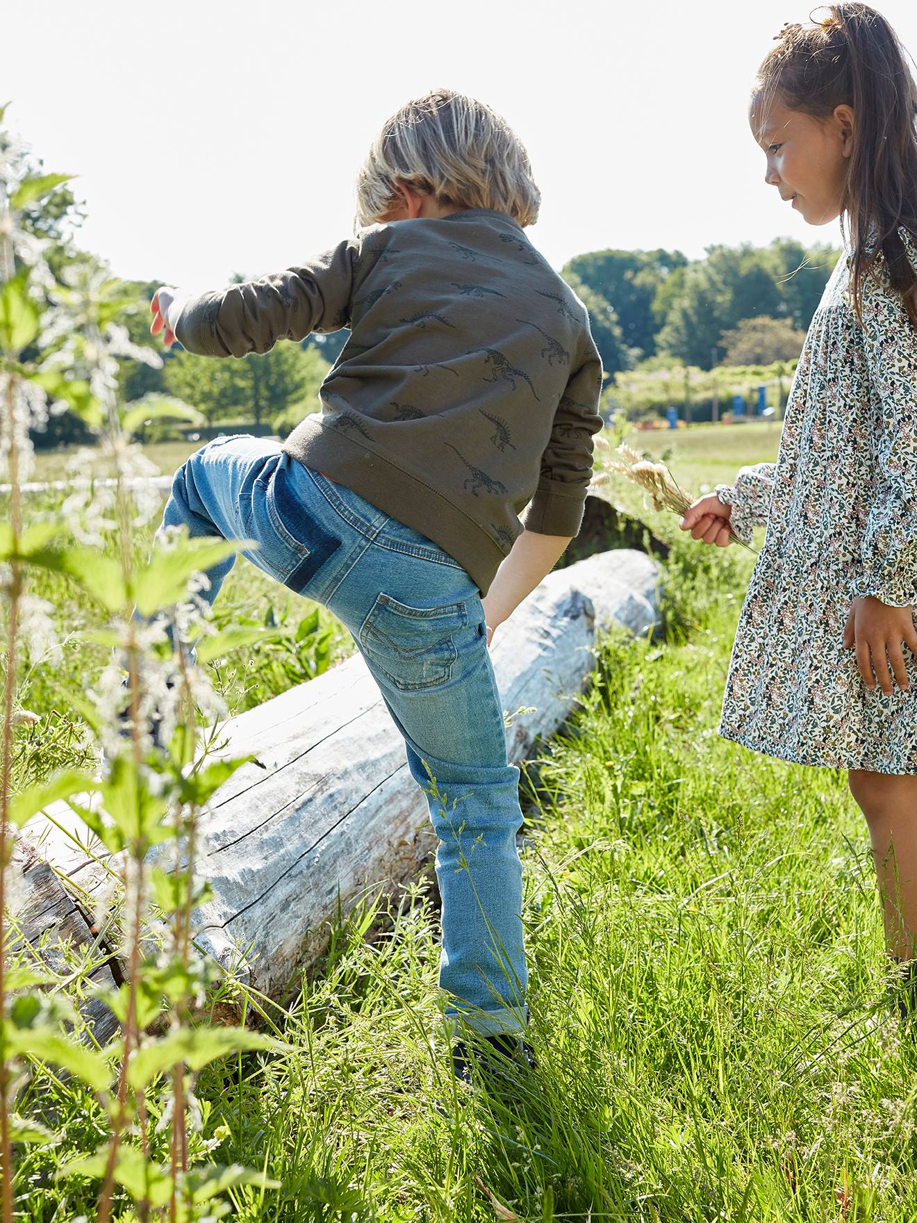 Calça jeans folgada com efeito desgastado, para meninos, lavagem azul escura.