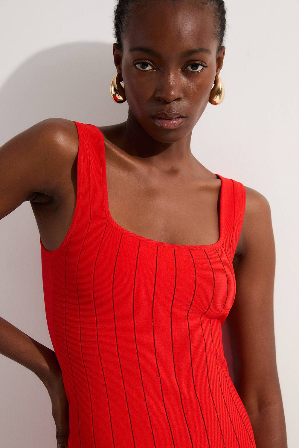 KarenMillen Robe courte en tricot stretch à col carré et ourlet retourné