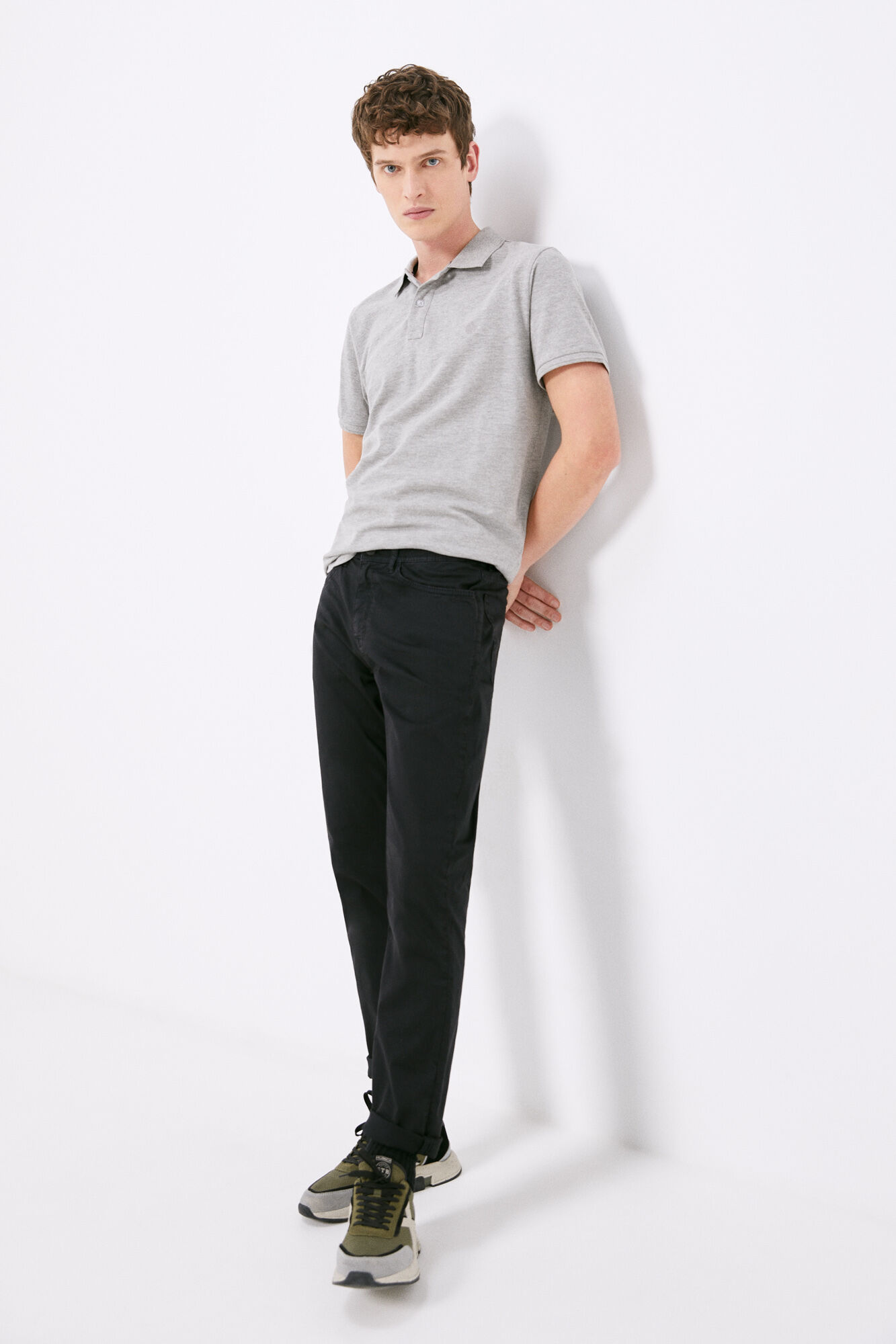 Calça com 5 bolsos, cor clara, lavagem slim - preta