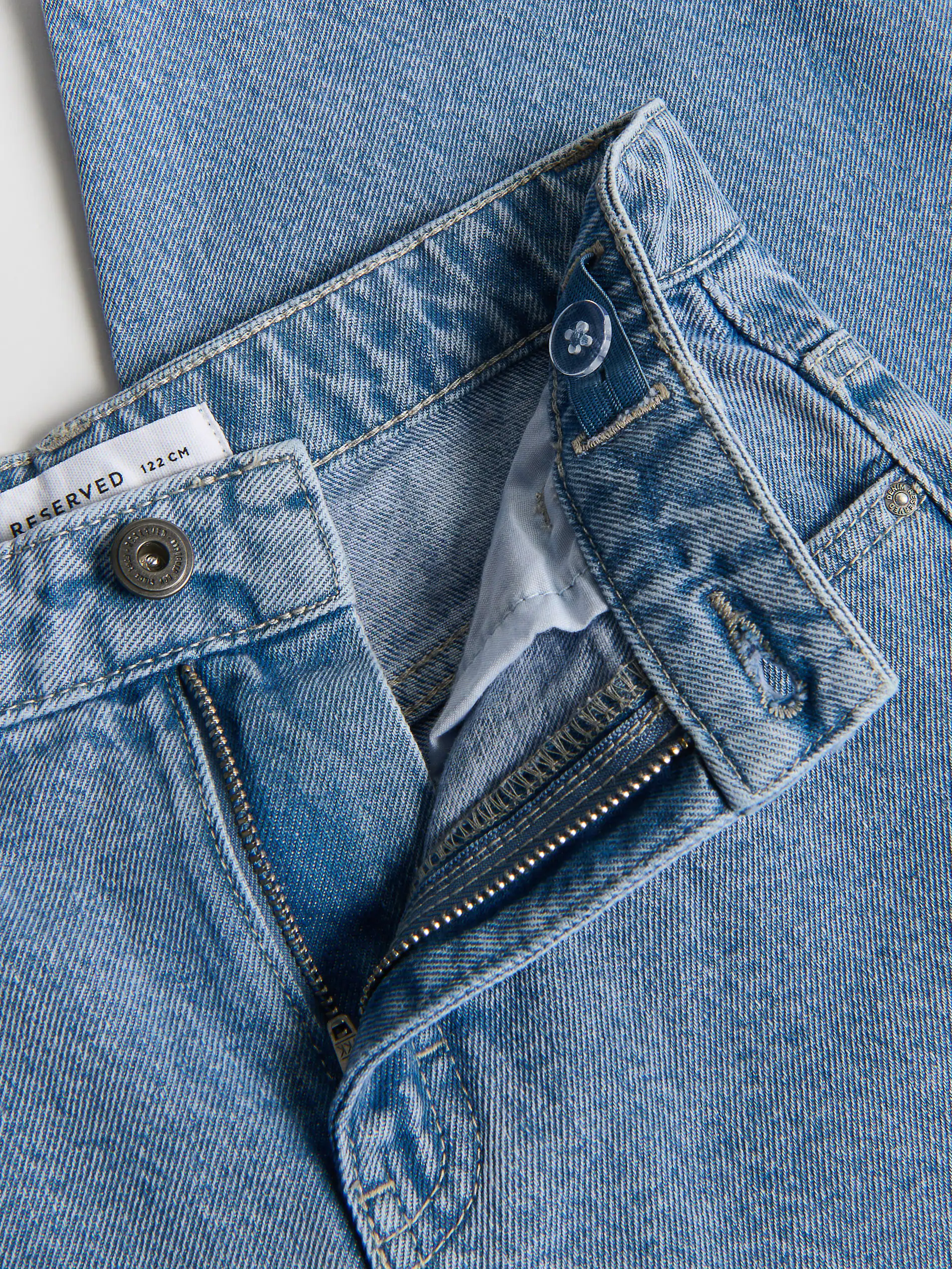 Karottenjeans mit Gürtel