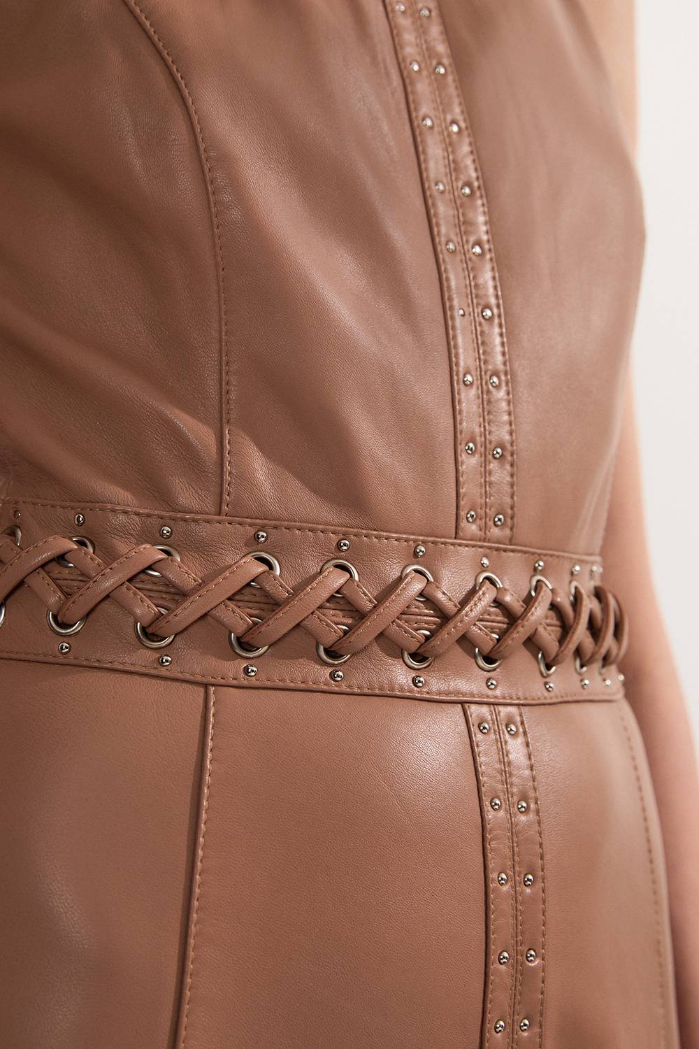 KarenMillen Robe crayon midi sans manches en cuir ornée d'œillets et garnie de dentelle