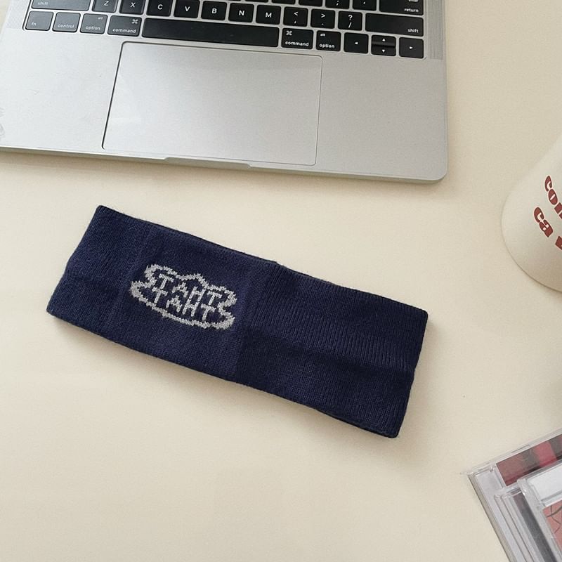 Hyeeun - Gebreide hoofdband met letters