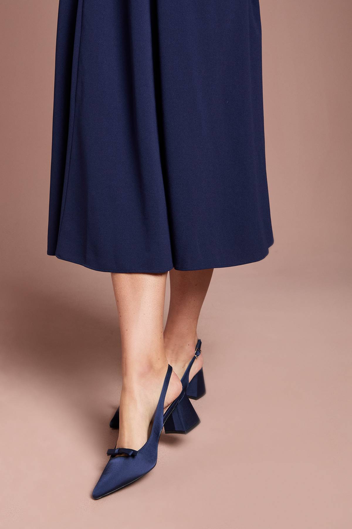 Coast Chaussures De Ville Riley En Satin À Bride Arrière Avec Détail Nœud Et Talon Bloc Moyen