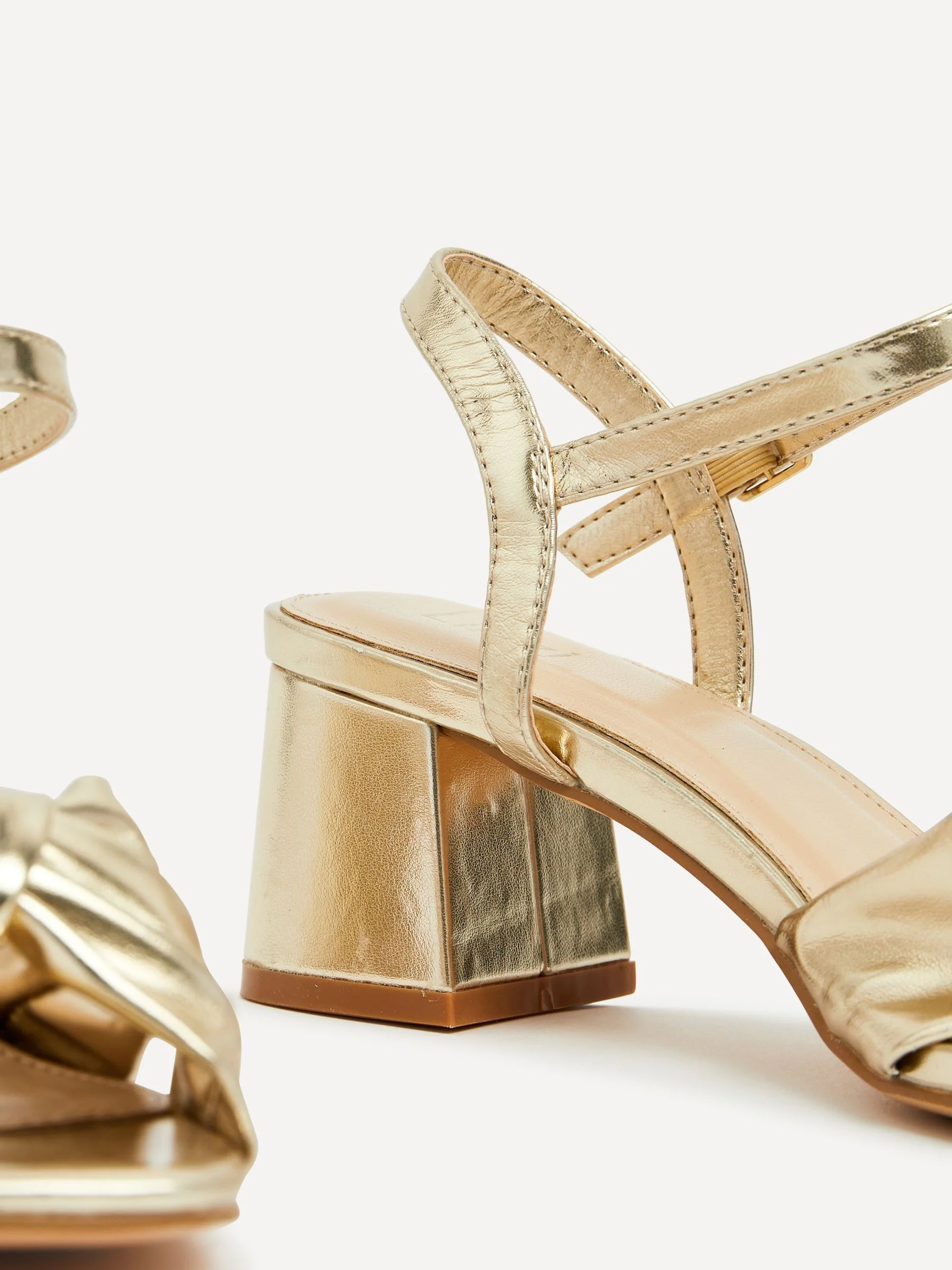 Goud - Linzi - Charlotte sandalen met blokhak en strik aan de voorkant