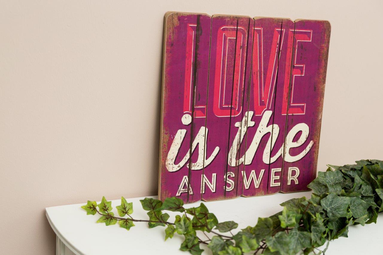 Holzschild LOVE IS THE ANSWER - bunt - 40x40 cm