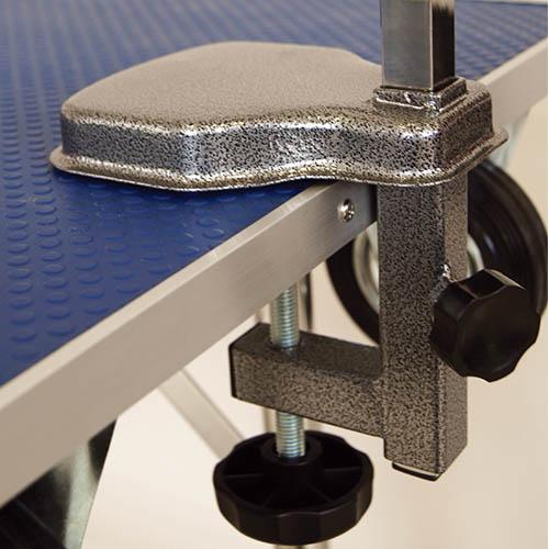 Mesa expositora com rodas e garfo AZUL