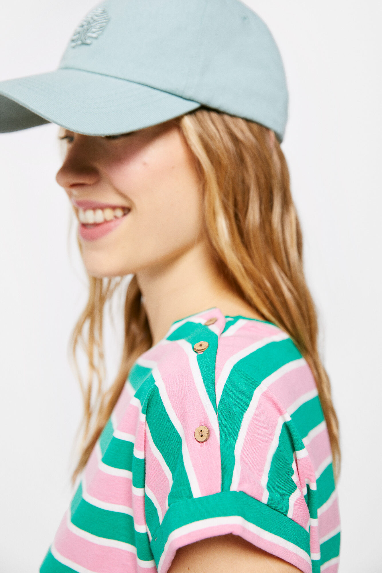 Camiseta estampada com botões no ombro