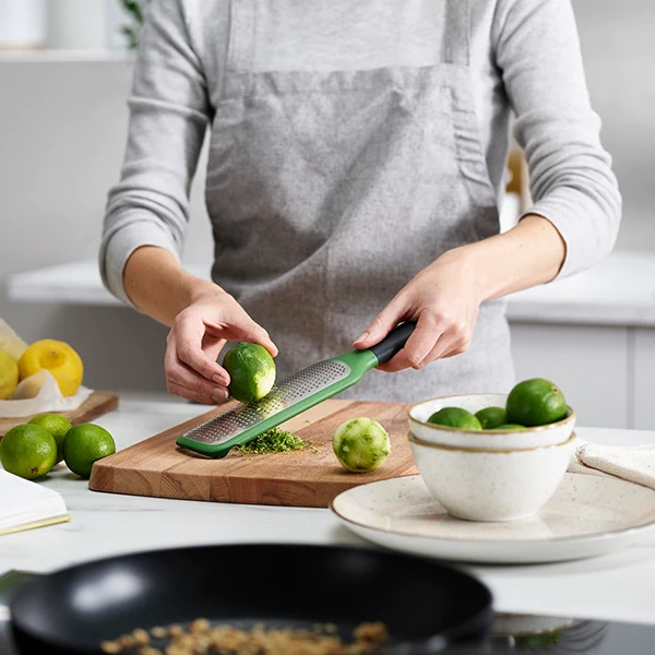 Râpe GripGrater à lame fine en inox vert Joseph Joseph