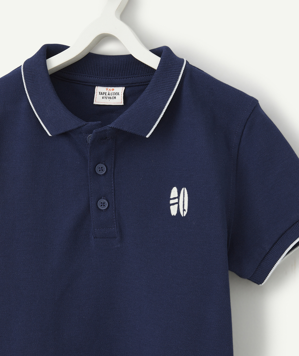 POLO GARÇON EN COTON BLEU MARINE AVEC PLANCHES DE SURF BRODÉES