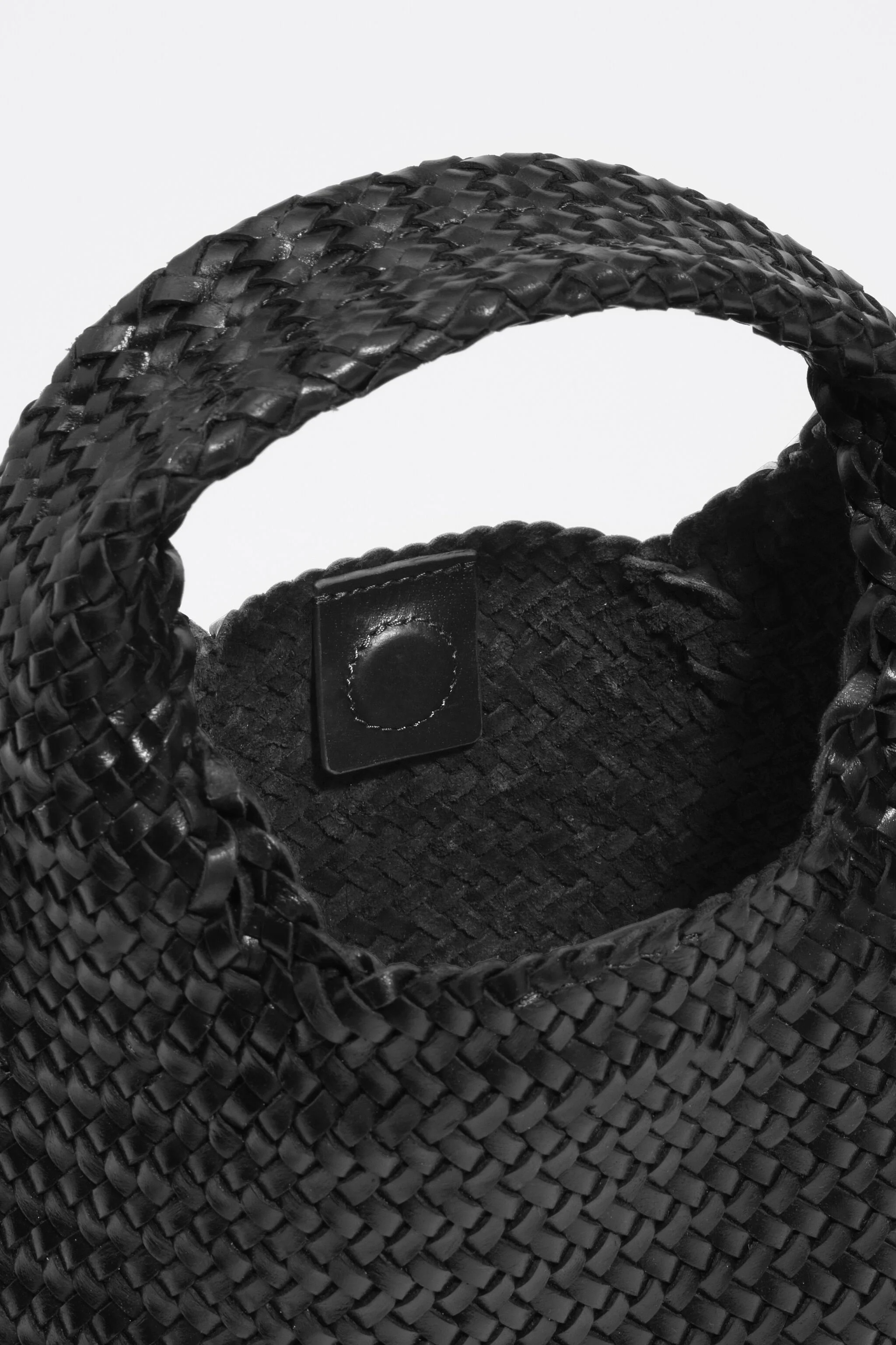 Saco de papel pequeno de couro trançado preto